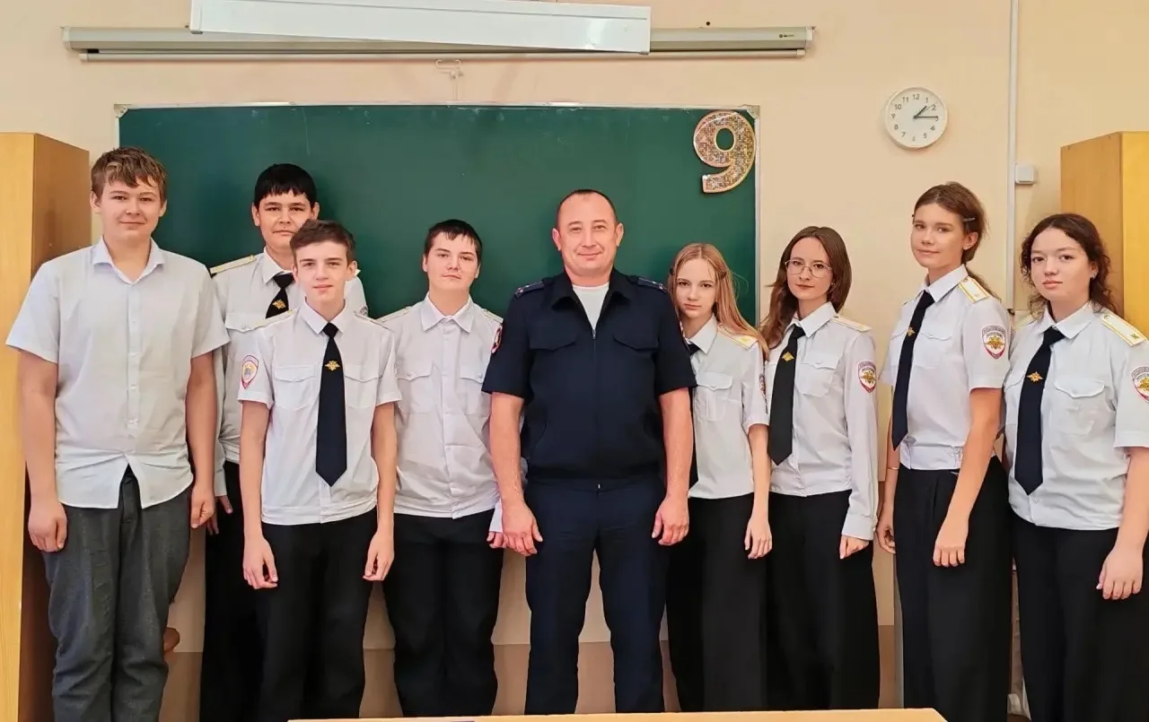 В полицейском классе школы № 14 г. Каменска прошло тематическое занятие «Основные аспек...