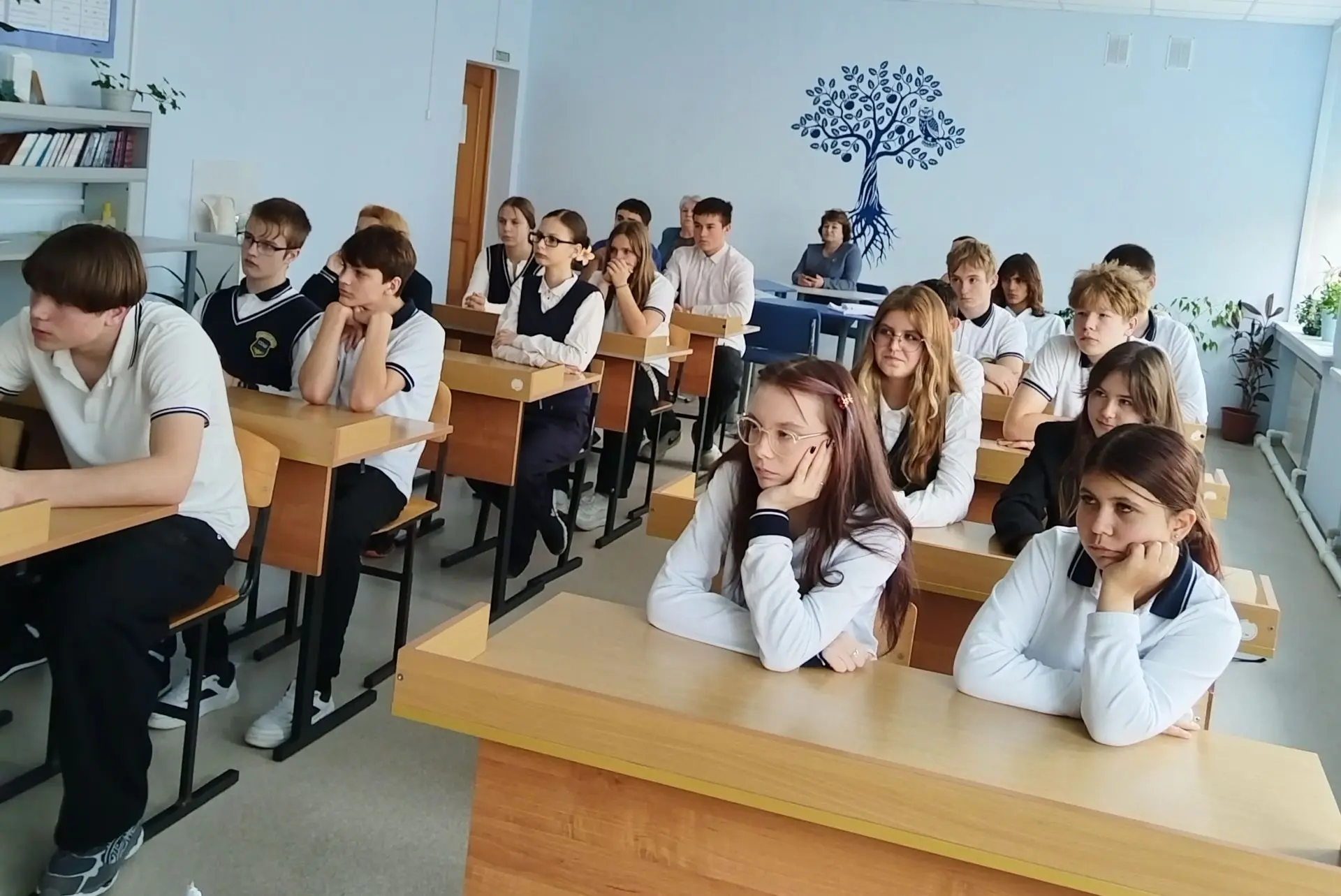Сотрудники Кинешемского ЗАГСа встретились с учащимися Батмановской средней общеобразова...