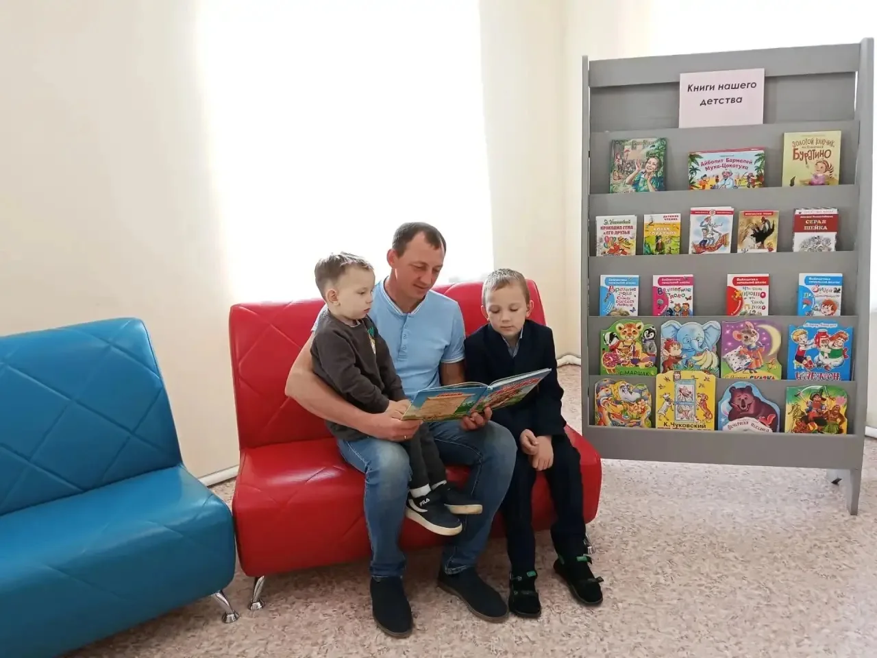 Папа Александр с сыновьями Денисом и Женей - читатели I-Федоровского сельского филиала ...