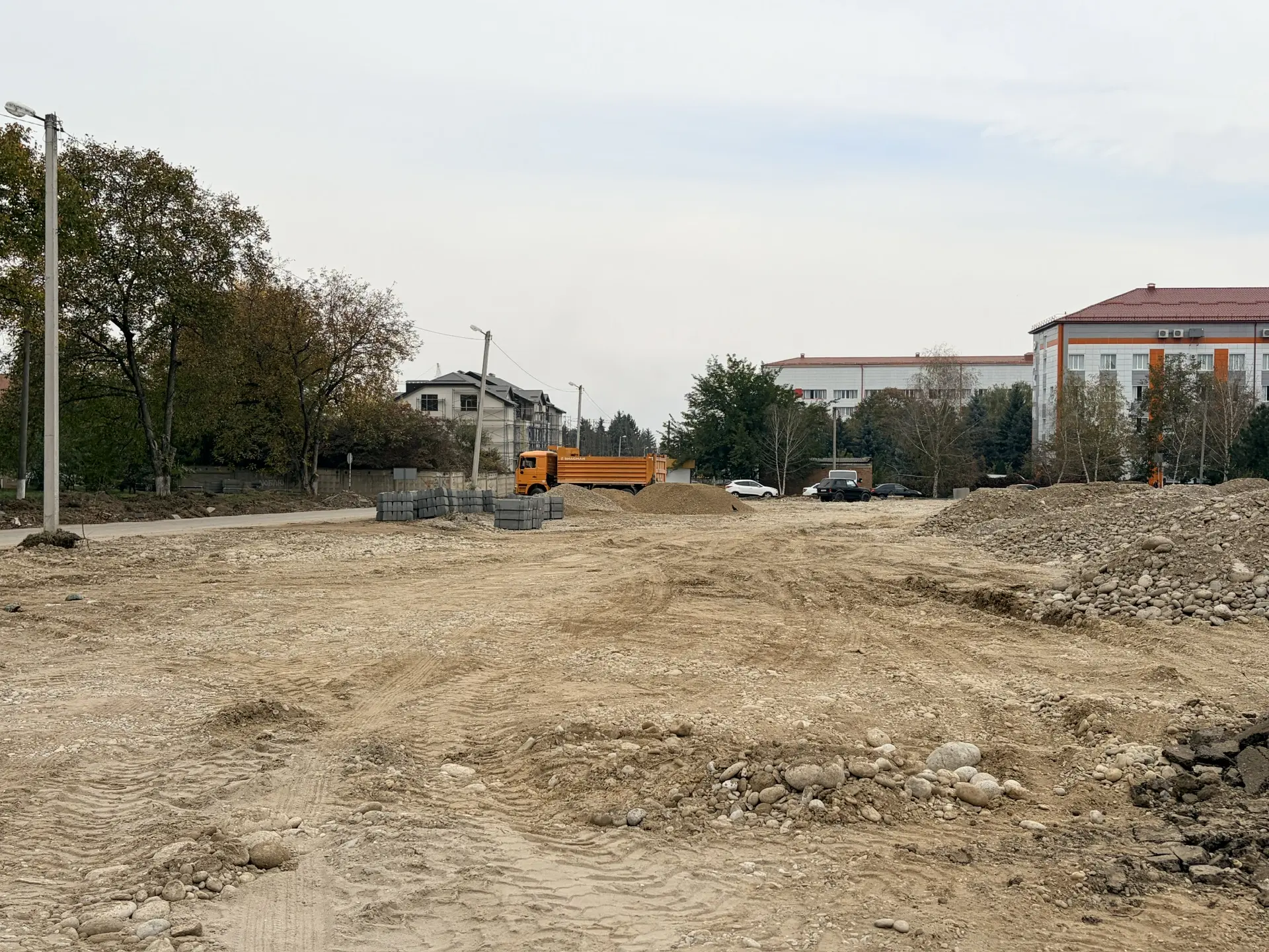 В Нальчике проинспектировал улицу Малую в границах больничного городка в микрорайоне Ду...