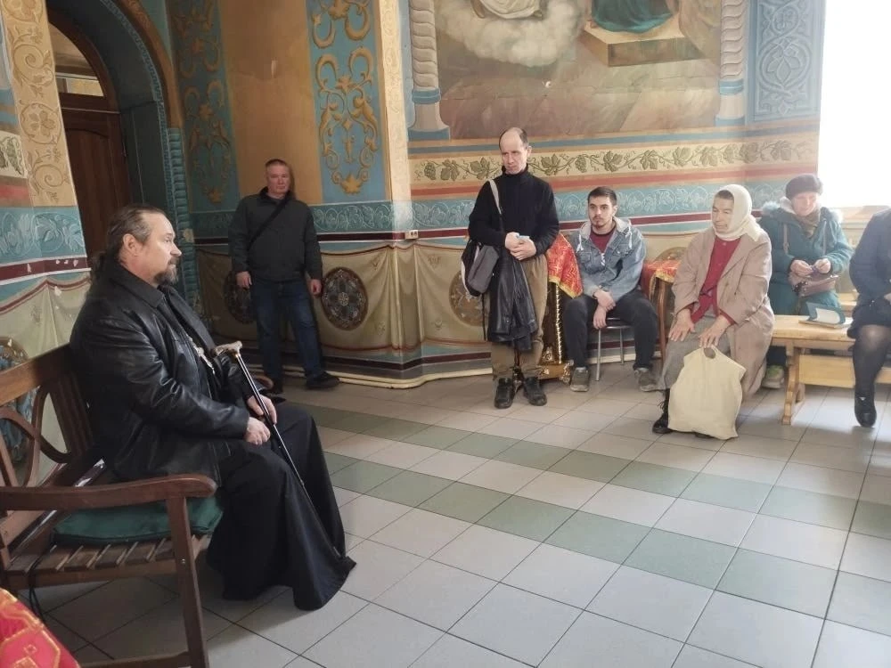 Некий батюшка всё никак не мог унять нескольких неофитов (новообращенных) в своем прихо...