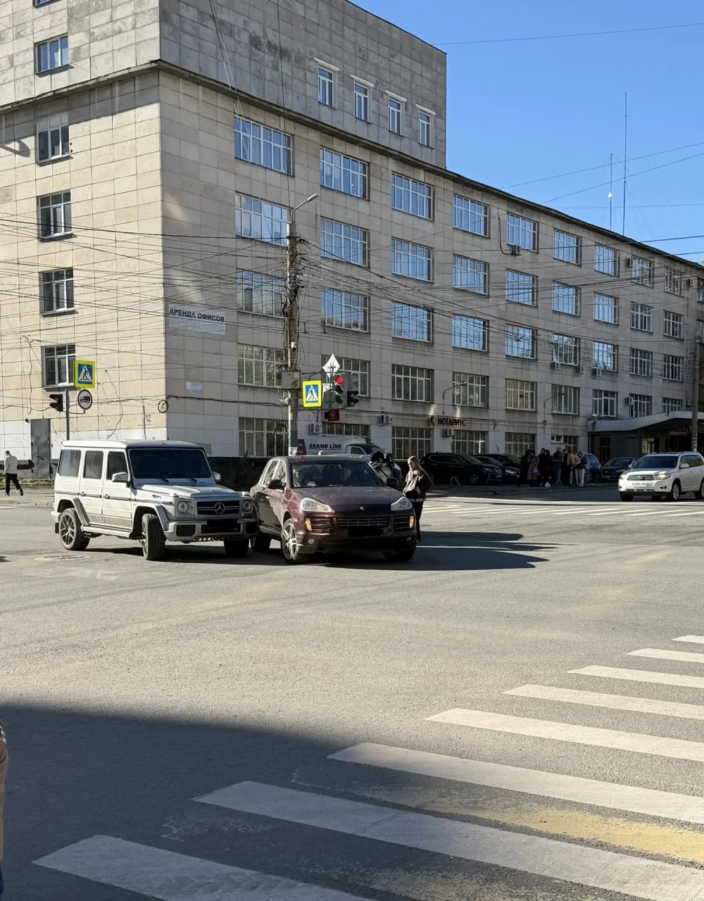 На пересечении улиц Сони Кривой и Энтузиастов произошло ДТП между автомобилями Джили, М...