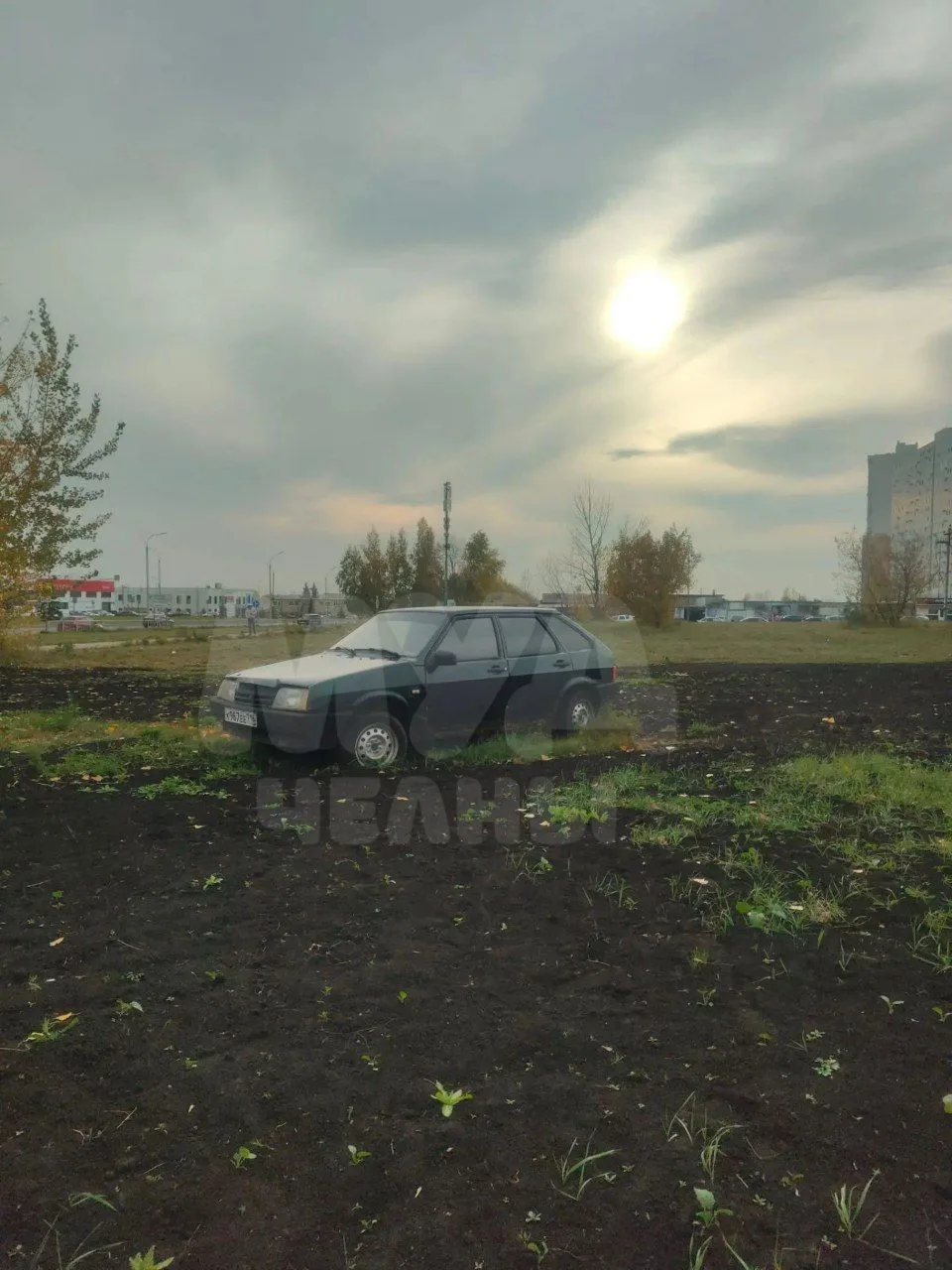 Нормально ты встрял в поле в 36 комплексе. Тебе дорог мало или припарковаться решил? 🤔