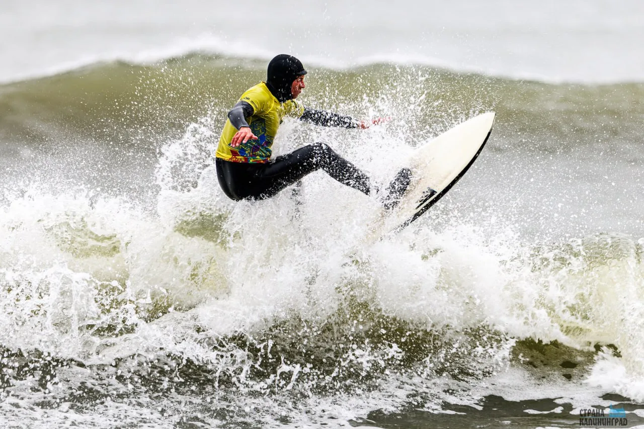 🏄‍♂️ Доска, море и брызги: серферы вышли на балтийскую волну