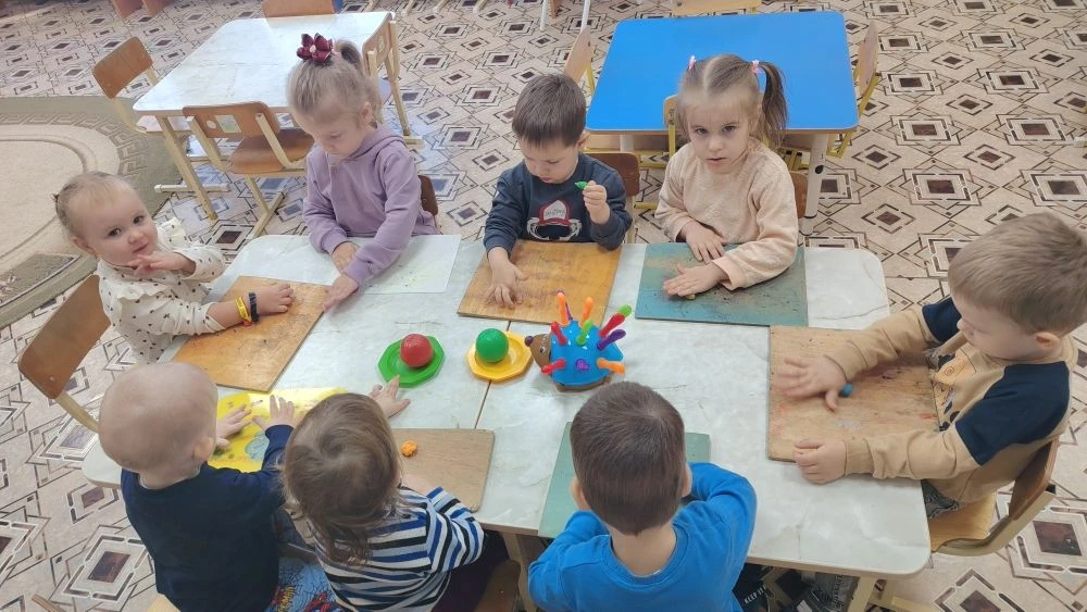 В младшей группе прошло творческое занятие по лепке на тему «Угощение для ёжика». Ребят...