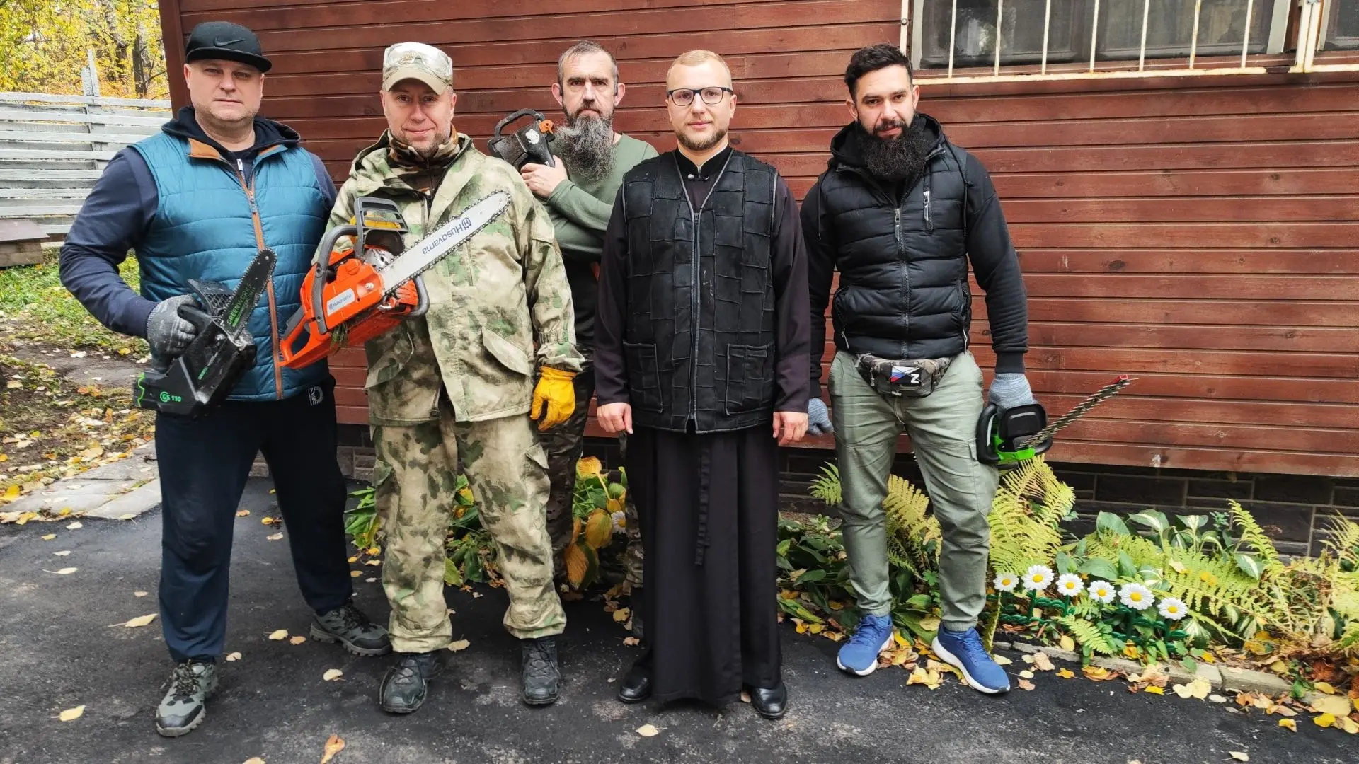 Отлично поработали на субботнике в храме.