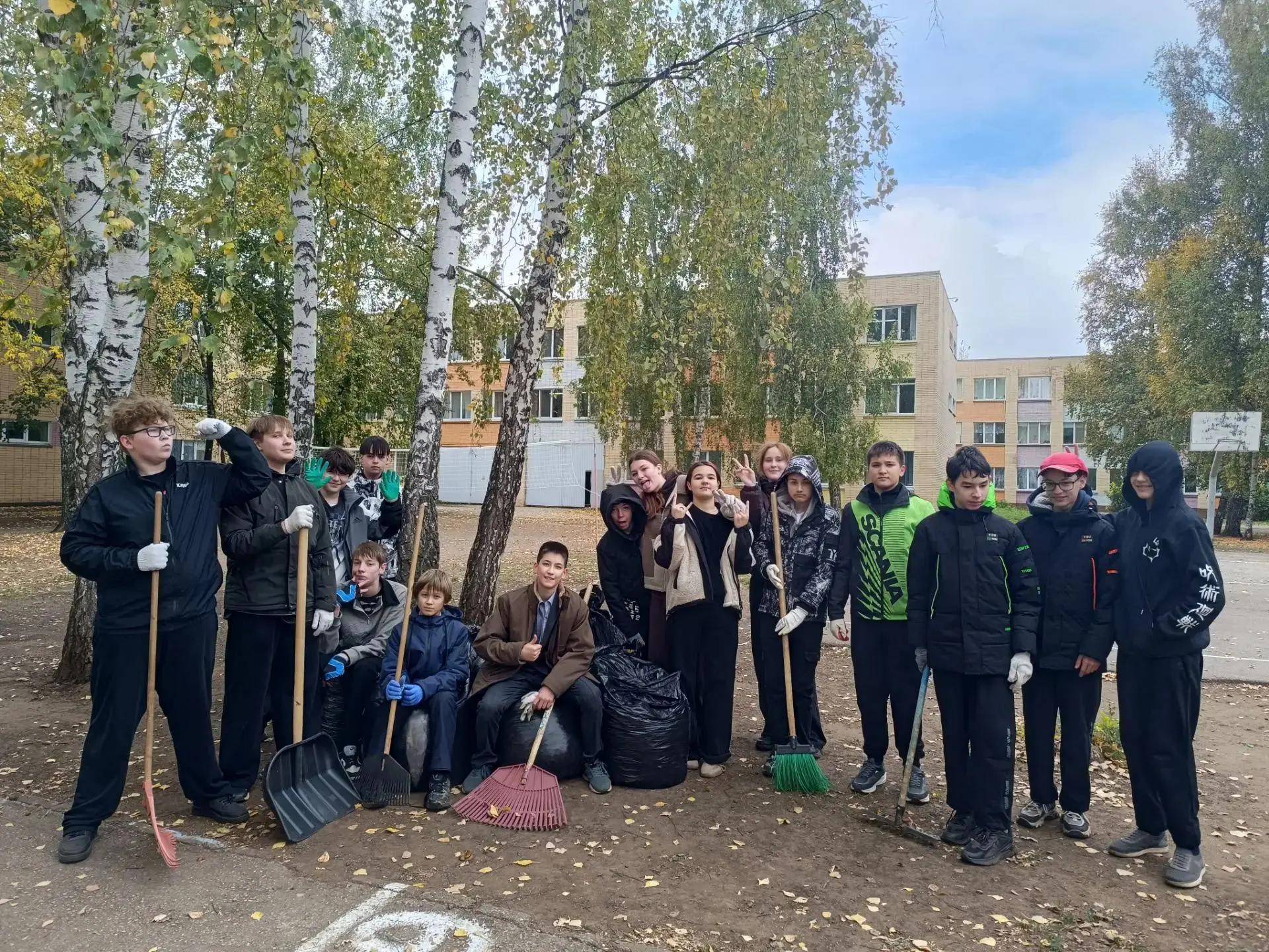 🧹🗑️Вооружившись граблями, мётлами, вёдрами, мешками и отличным настроением, приводим ...