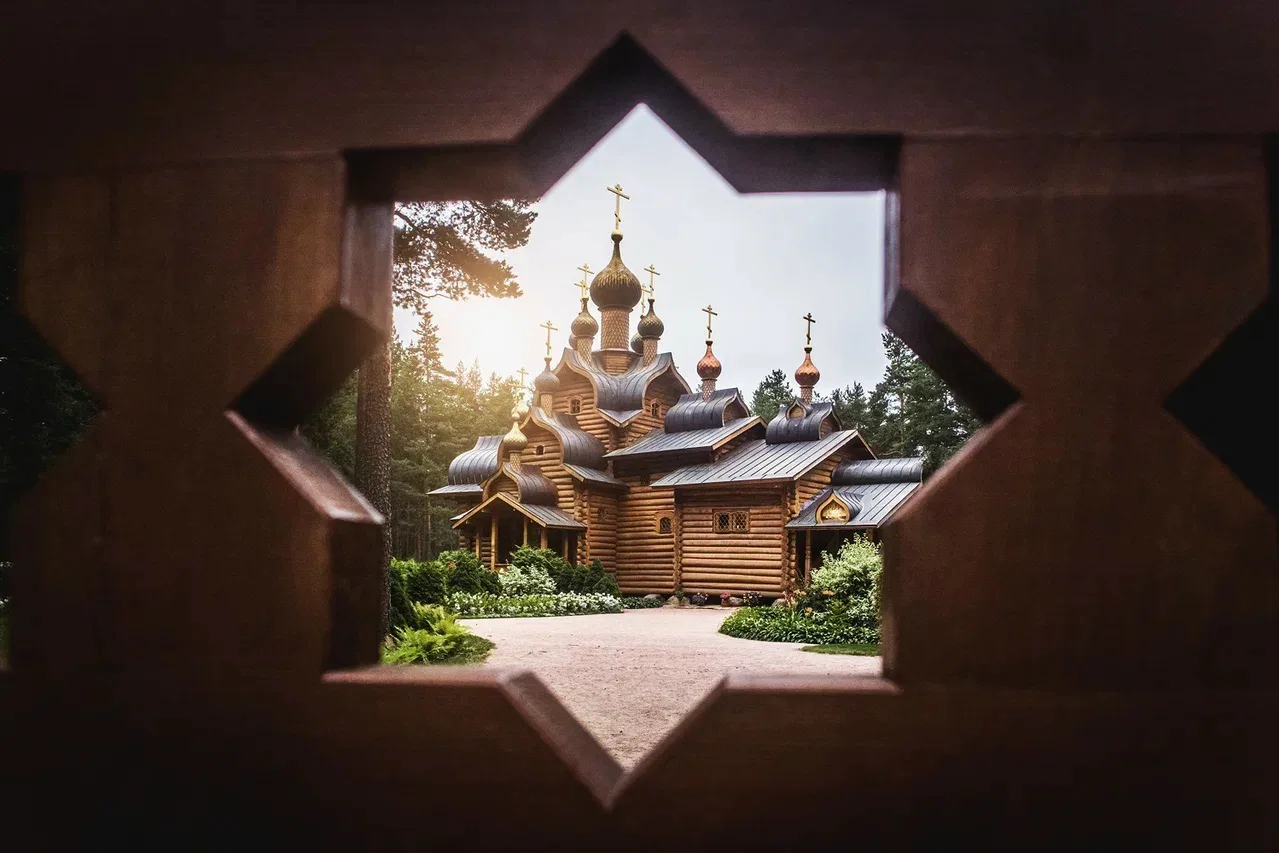 ⛪️Первые деревянные храмы на Руси почти не отличались от жилых изб. Церковь напоминала ...