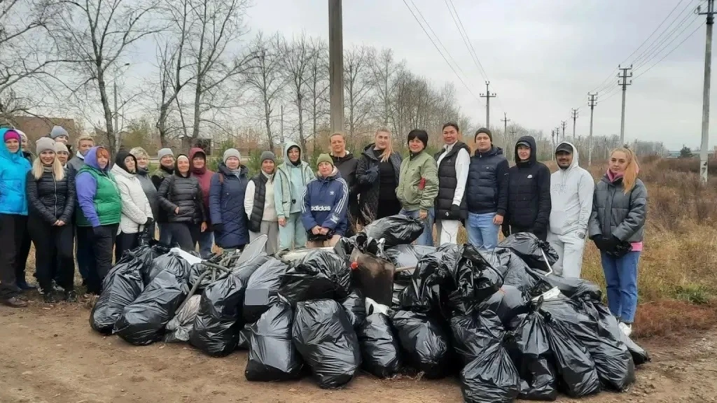 🧹 На #общегородской_субботник вышел комитет по управлению Ленинским округом.