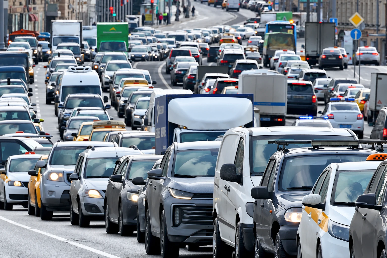 Москва стоит в 5-балльных пробках из-за непогоды