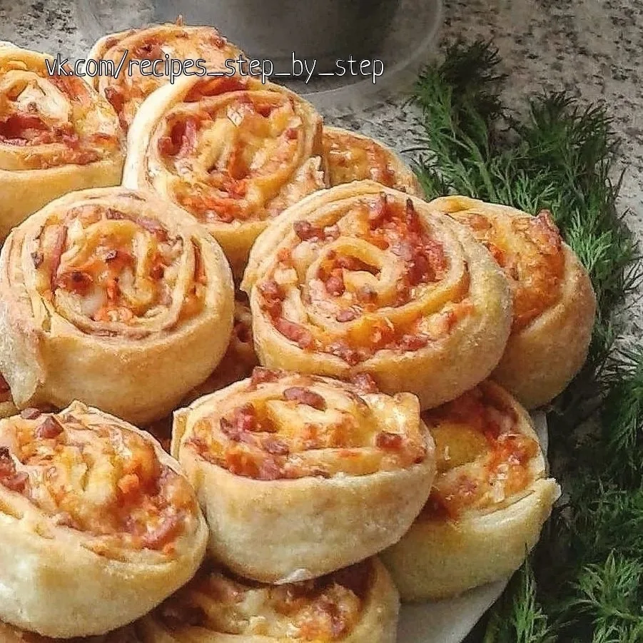 РУЛЕТИКИ С ВЕТЧИНОЙ И СЫРОМ В СЛОЁНОМ ТЕСТЕ🥓🧀🥬✨