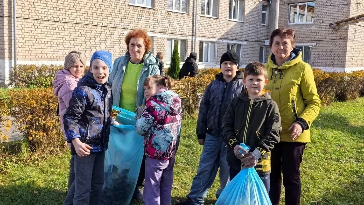 В Южской коррекционной школе прошёл традиционный субботник — ученики, педагоги и сотруд...