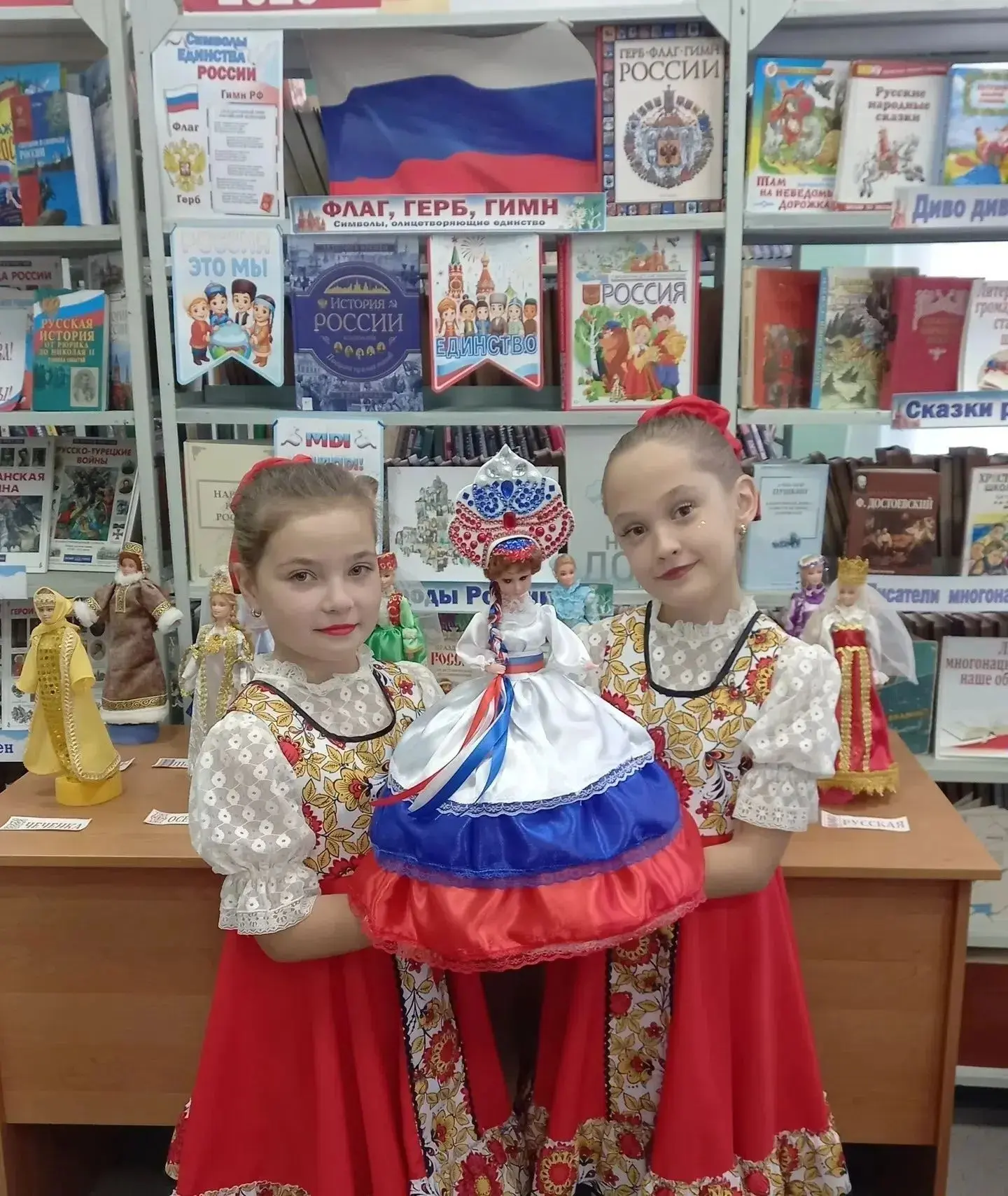 13 октября в Шолоховской поселковой библиотеке в рамках Года единства народов России пр...
