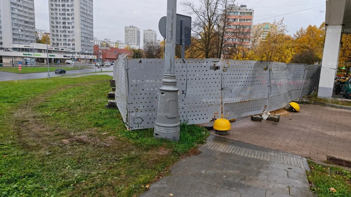 Пешеходную дорожку от Центрального проспекта к «Флейте» перекрыли забором — обходить пр...