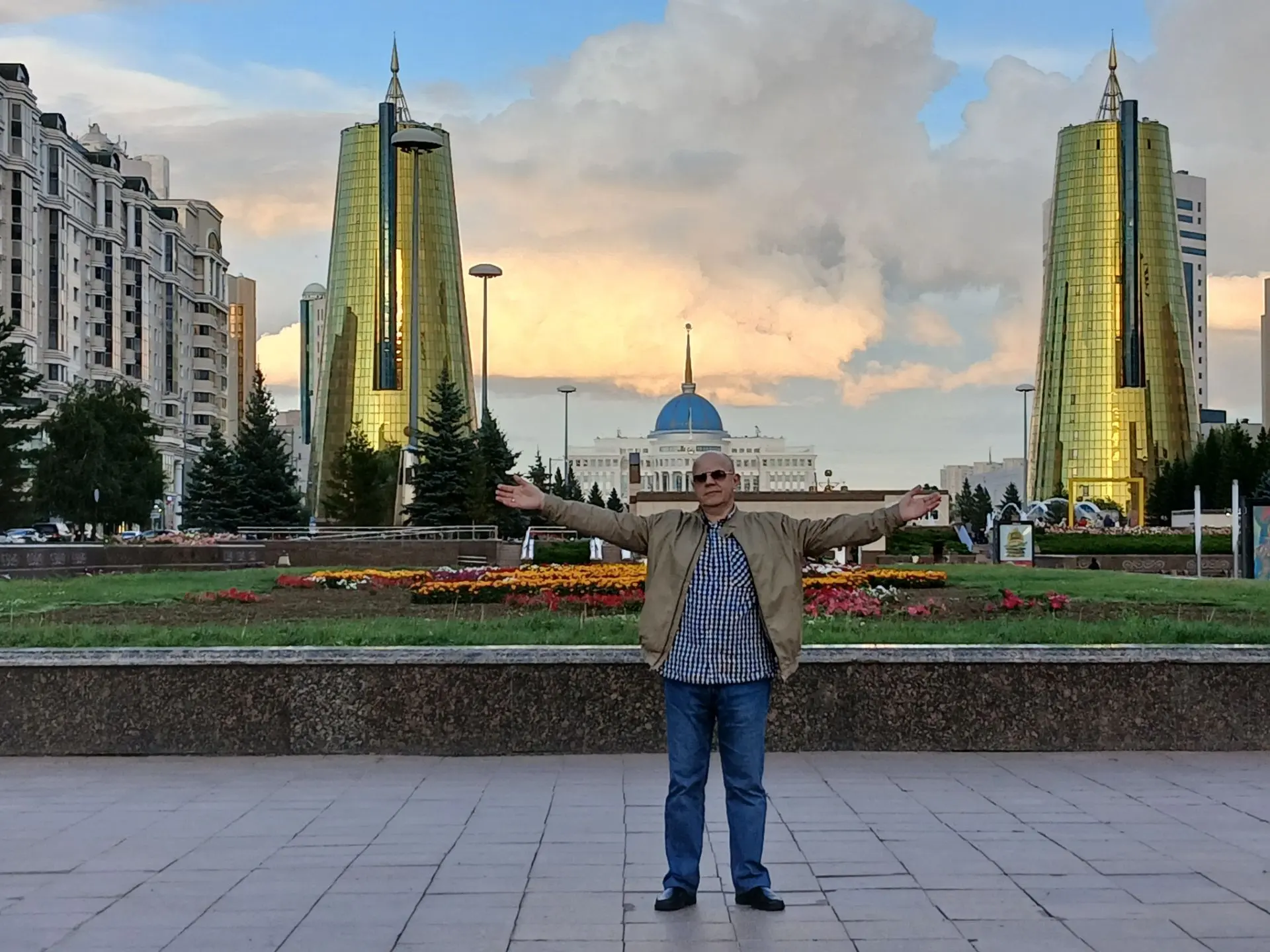 Автор и золотые башни - близнецы Астаны.