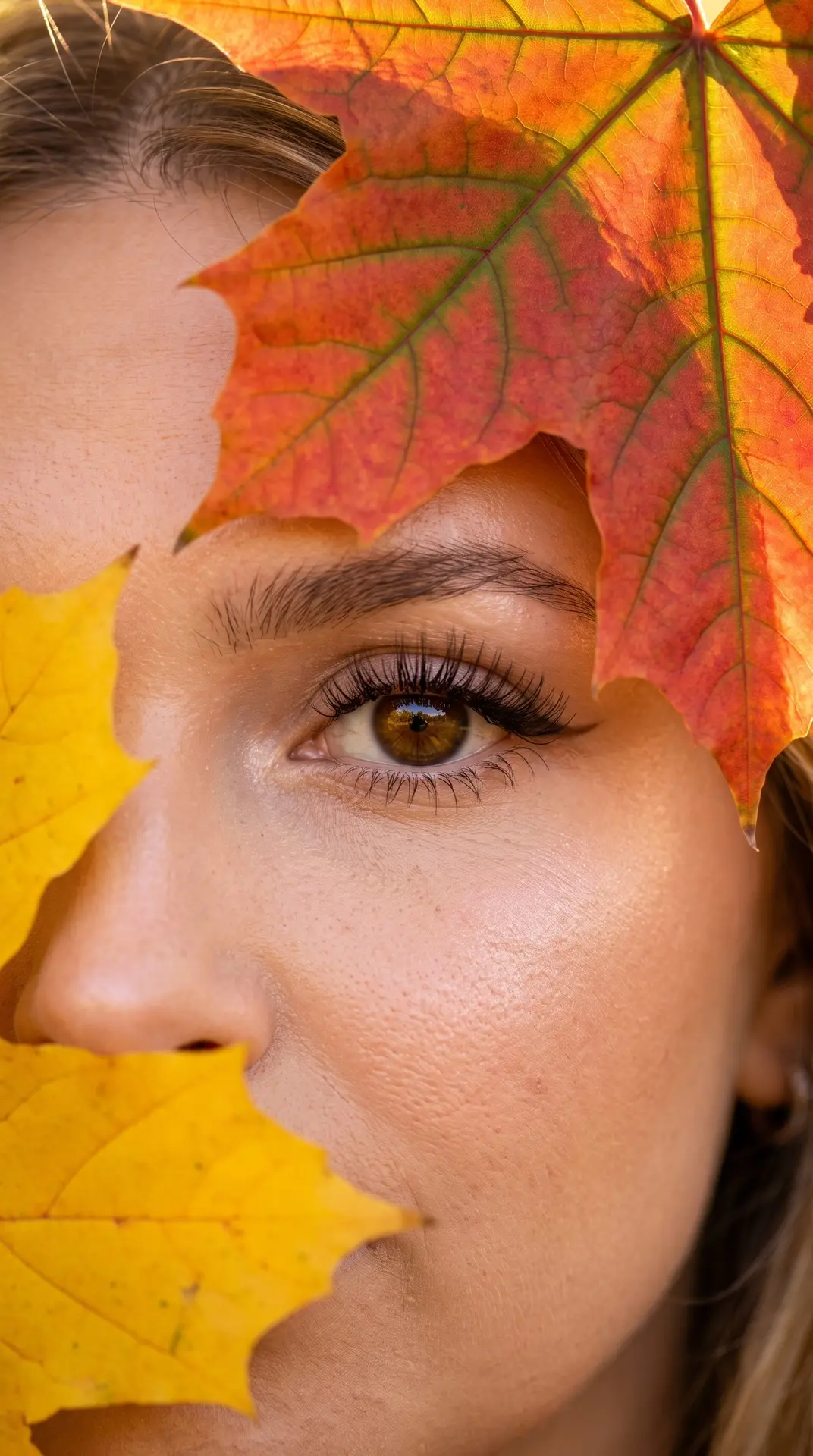 Максимально фотореалистичная живая осенняя beauty-фотография, вертикальный формат, экст...