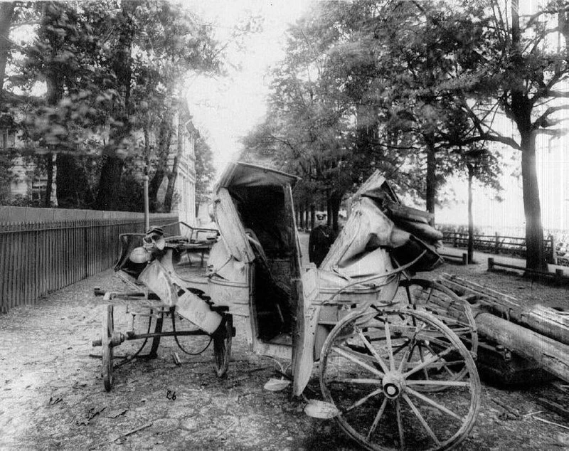 Фото 1906 года. Остатки кареты после взрыва на даче П.А. Столыпина на Аптекарском острове