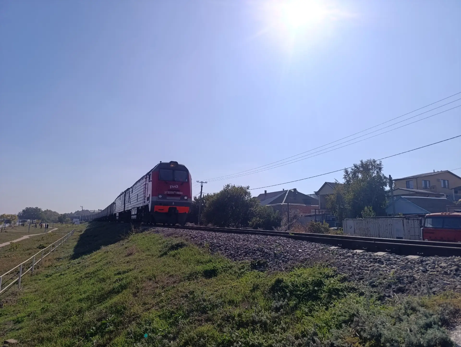 На лимане тишь да благодать. Одинокий поезд🚝везёт свои товары, скорее всего из заморск...