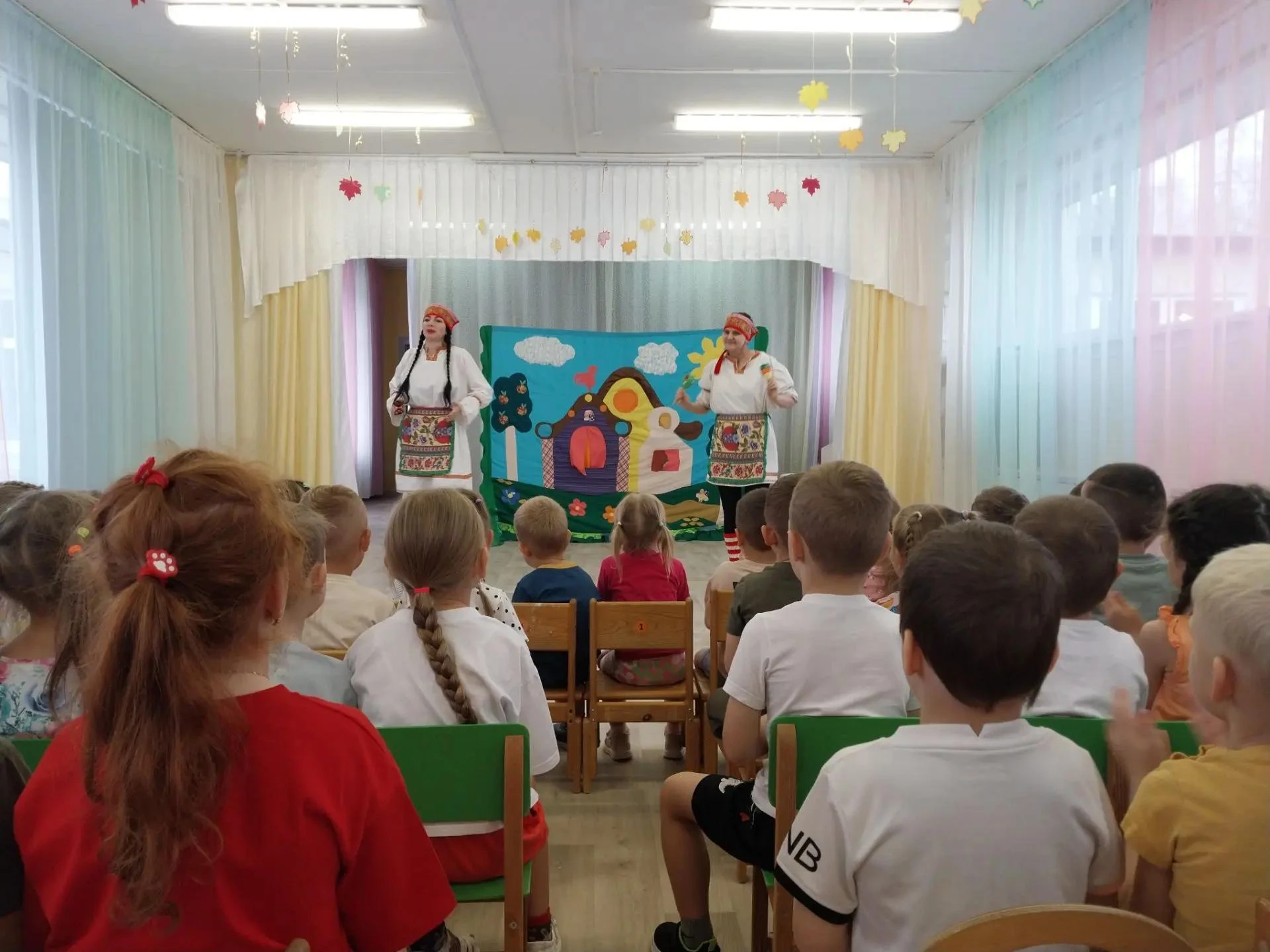 Братский театр «Маленькая страна» вновь в гостях у «Искорки»