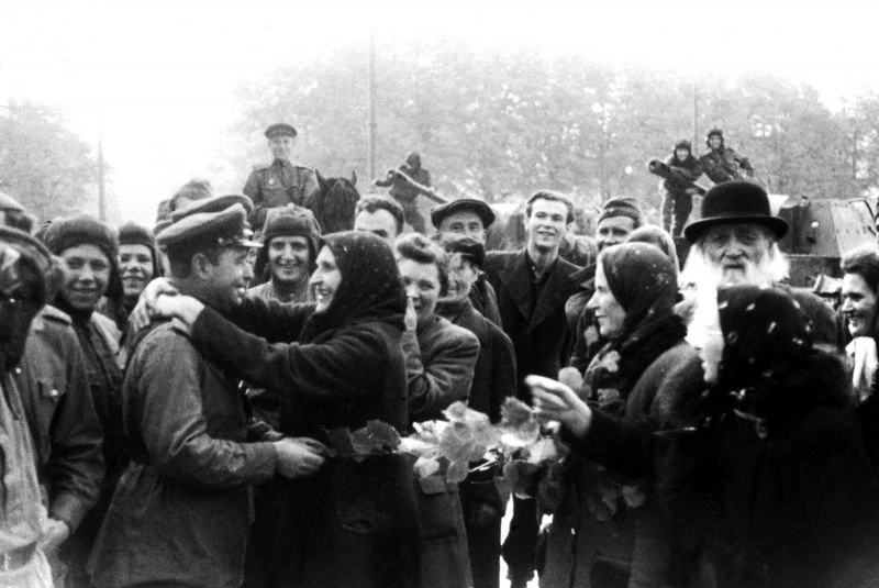 "Как население Риги встречало советских солдат в октябре 1944 года.