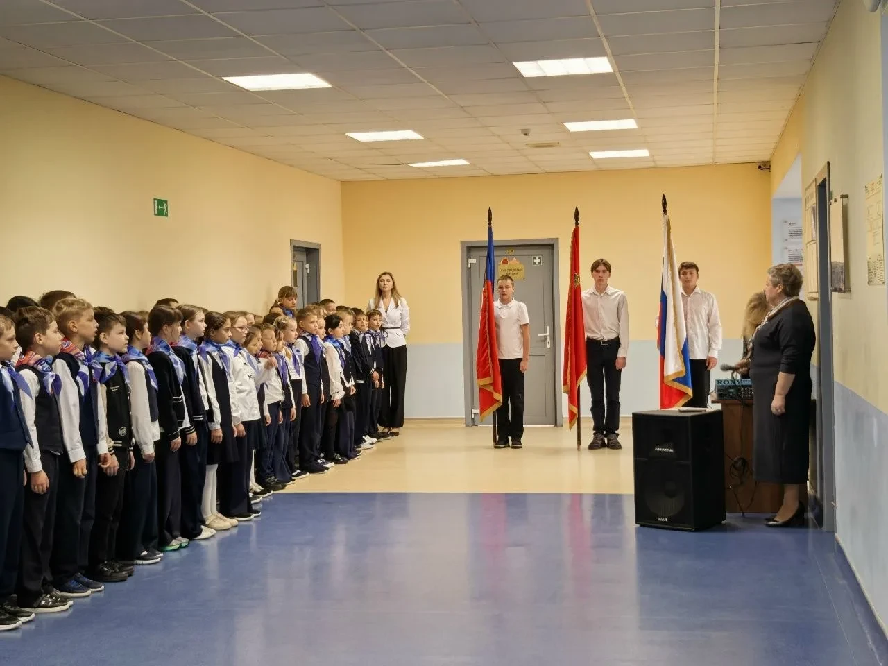 В 12-ой школе прошла торжественная церемония: вынесли флаги, исполнили гимн России и ги...