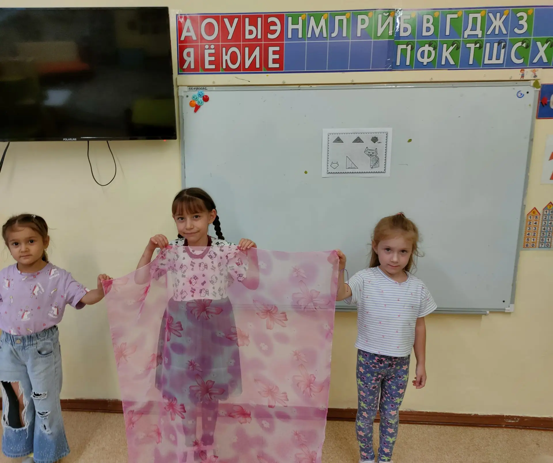 В старшей группе "Рябинка" прошло занятие по рисованию на тему: "Украсть платочек ромаш...