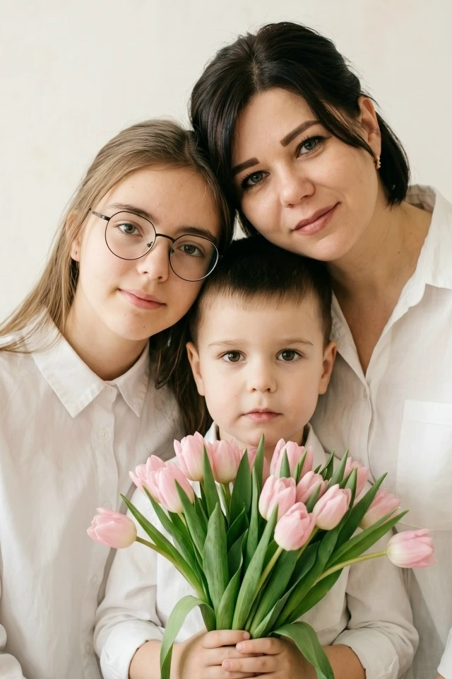 Красивое семейное фото с красивой мамочкой и детишками🌸😍