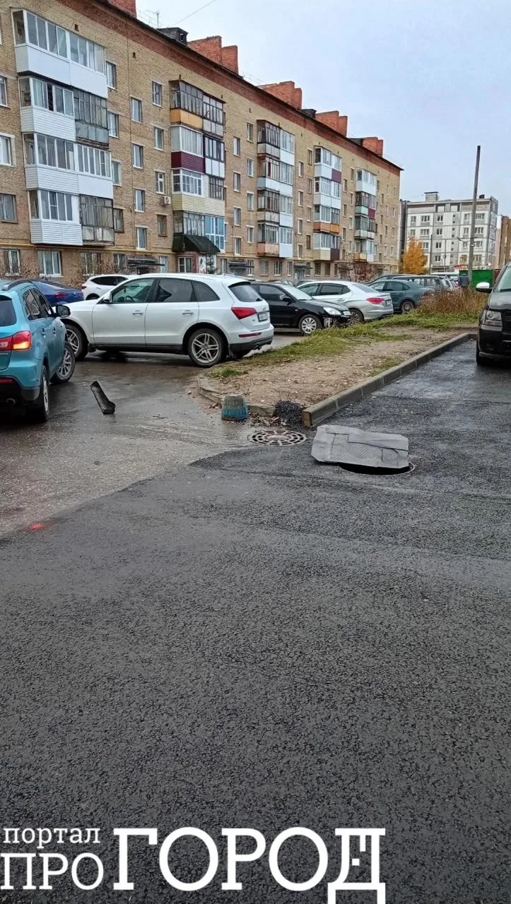 В Ухте автомобиль провалился в колодец