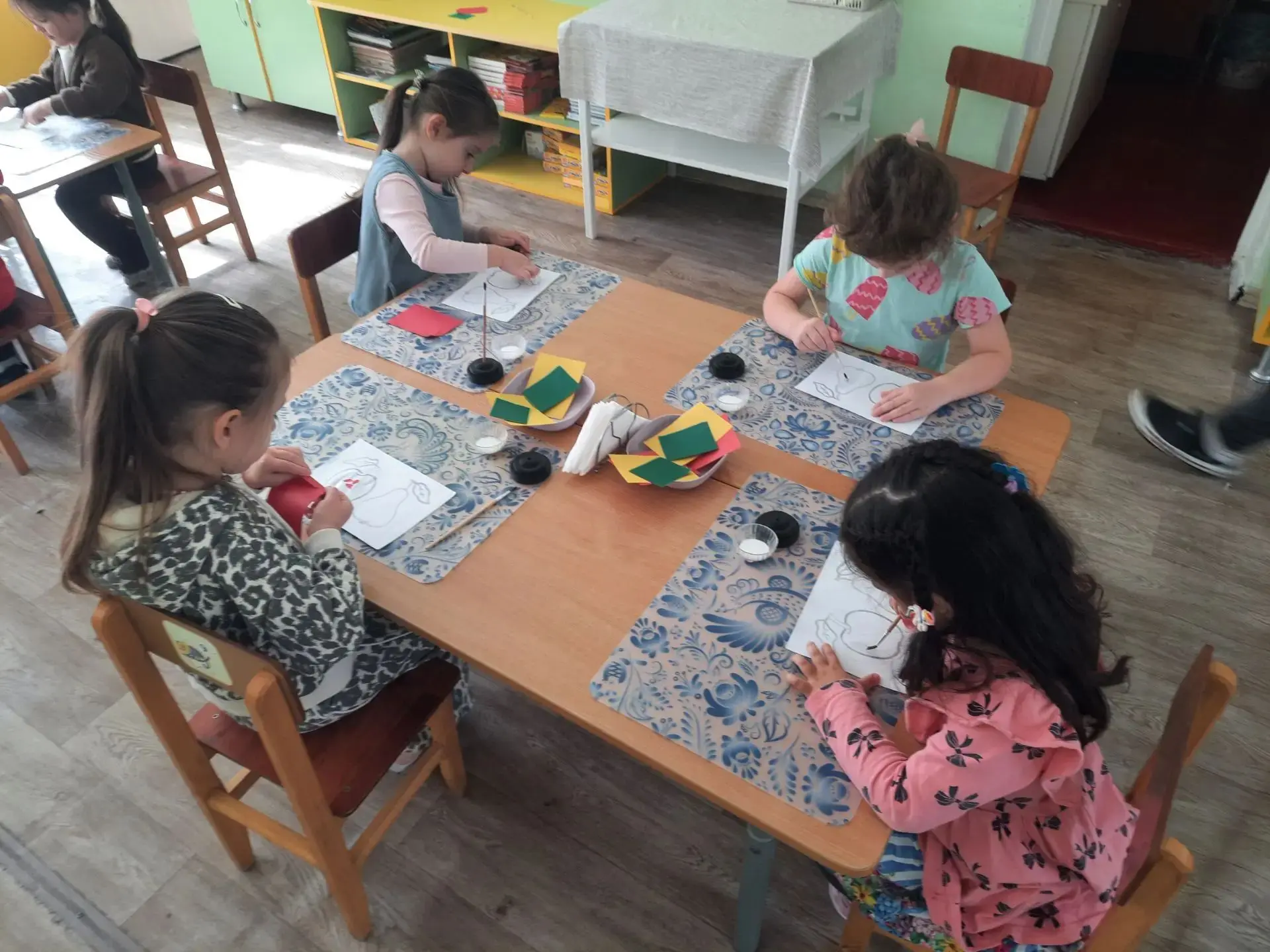Нетрадиционная аппликация, методом ,, обрывания,,. Тема: ,, Фрукты,, во 2 средней групп...