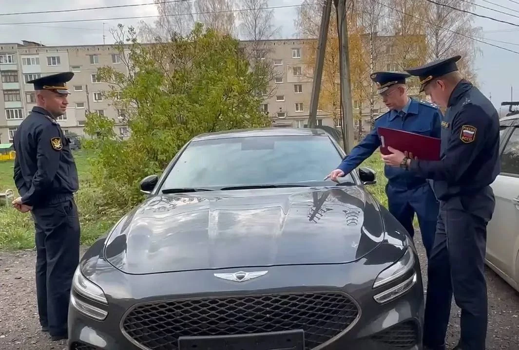 У экс-главы Минского сельского поселения Костромского района изъяли автомобиль Genesis ...