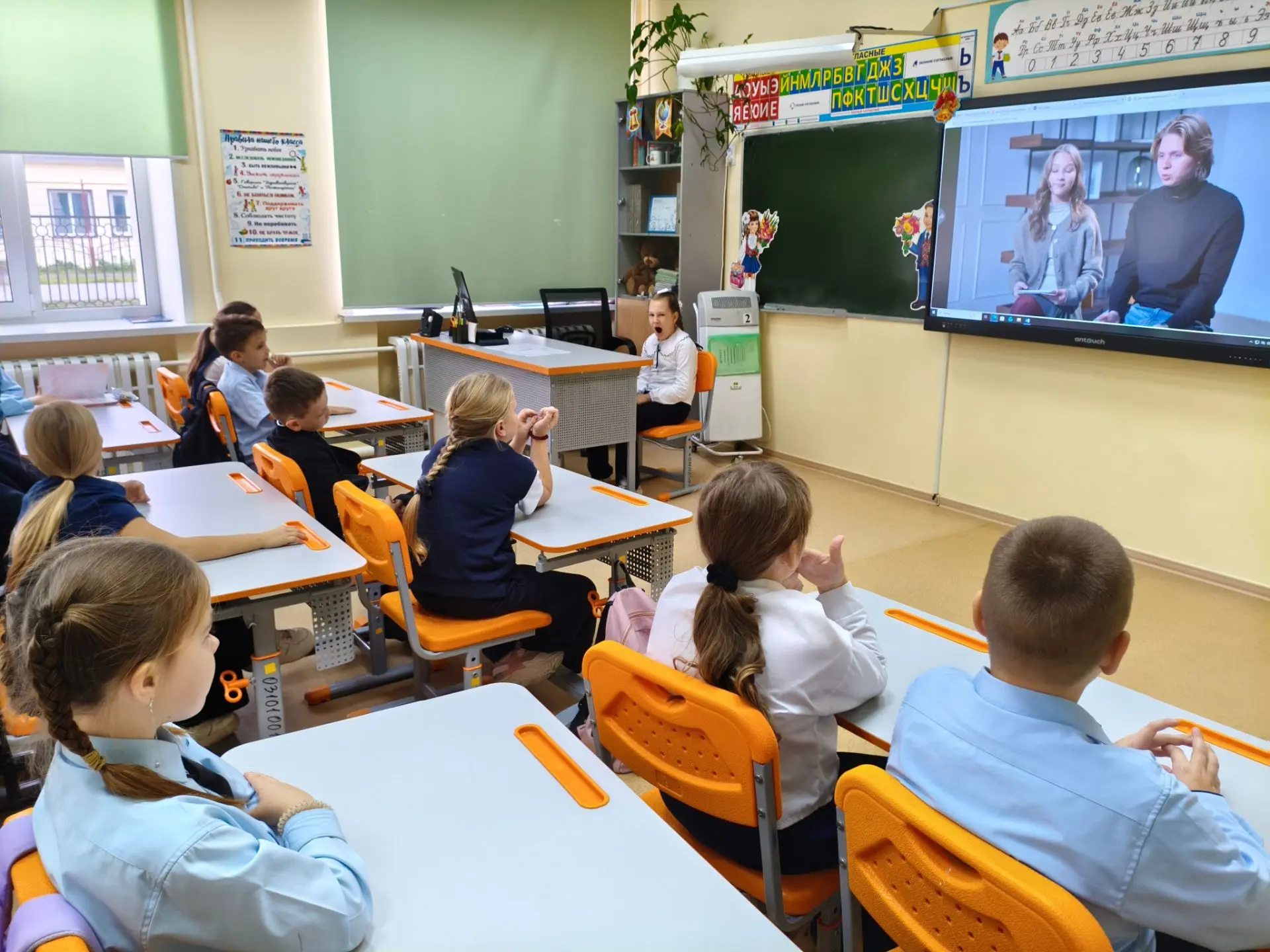 ✅Сегодня на "Разговоре о важном"  в 3 б обсуждали актуальный вопрос " Безопасность в се...