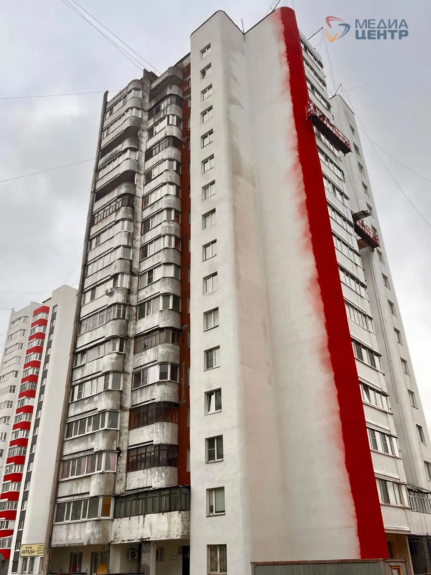 Никогда такого не было, и вот опять. Красная краска потекла с домов-свечек в Череповце.