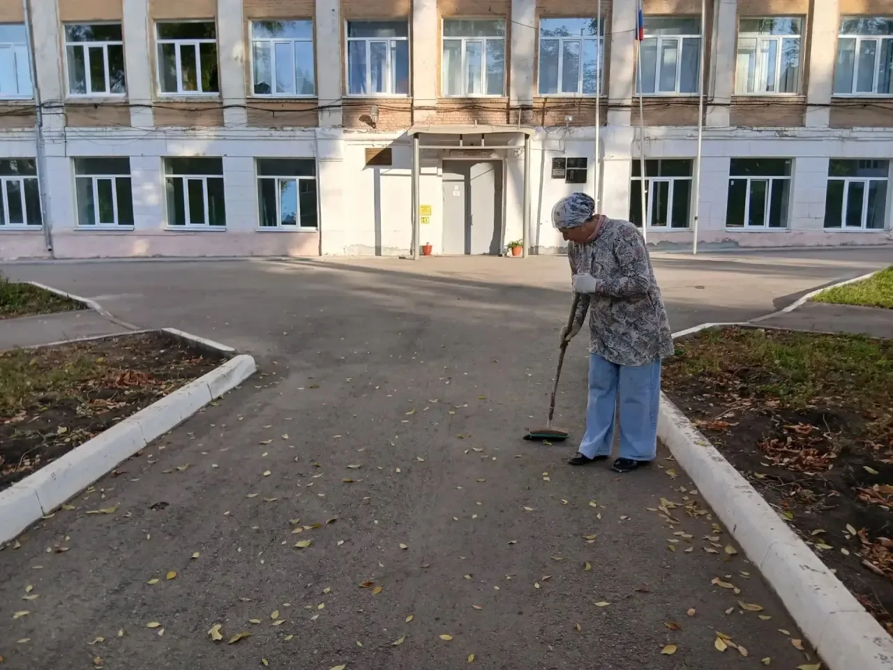 Сегодня в нашей школе прошёл субботник 🍂