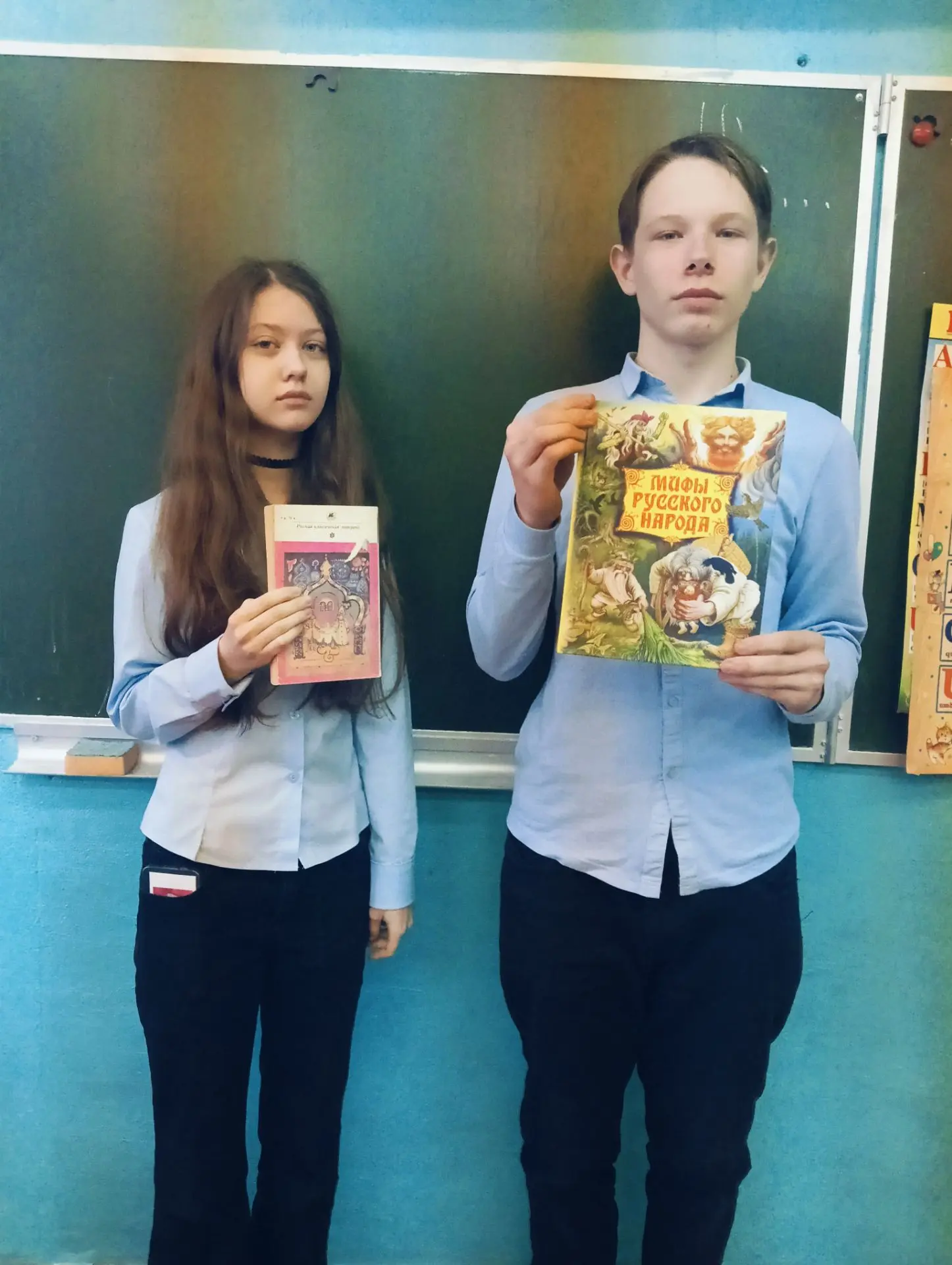 9 класс, Едрово, принял участие в акции" Подари книгу библиотеке", Глеб Зуев и Настя Ал...
