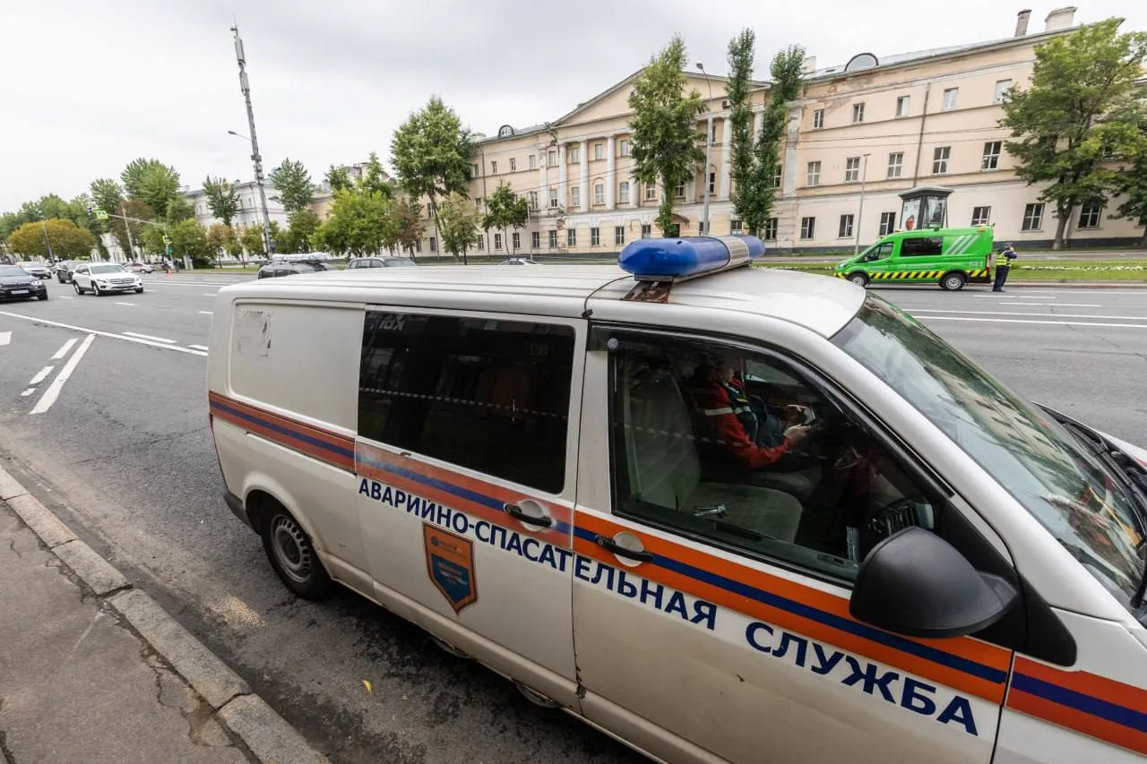В Новосибирске спасатели спустили с верхнего этажа женщину весом 240 кг