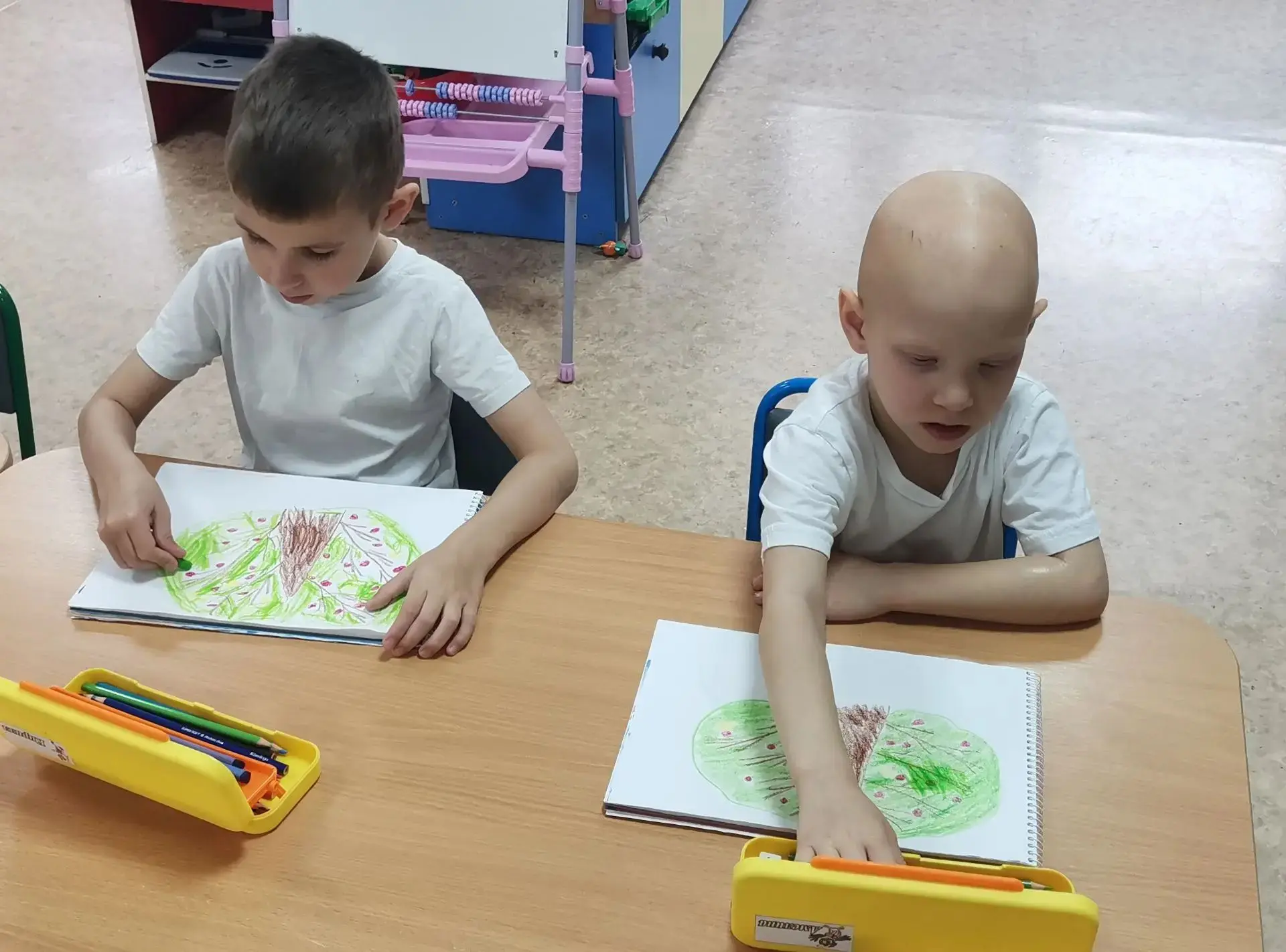 Рисование в старшей груупе  "Дружные ребята" на тему: