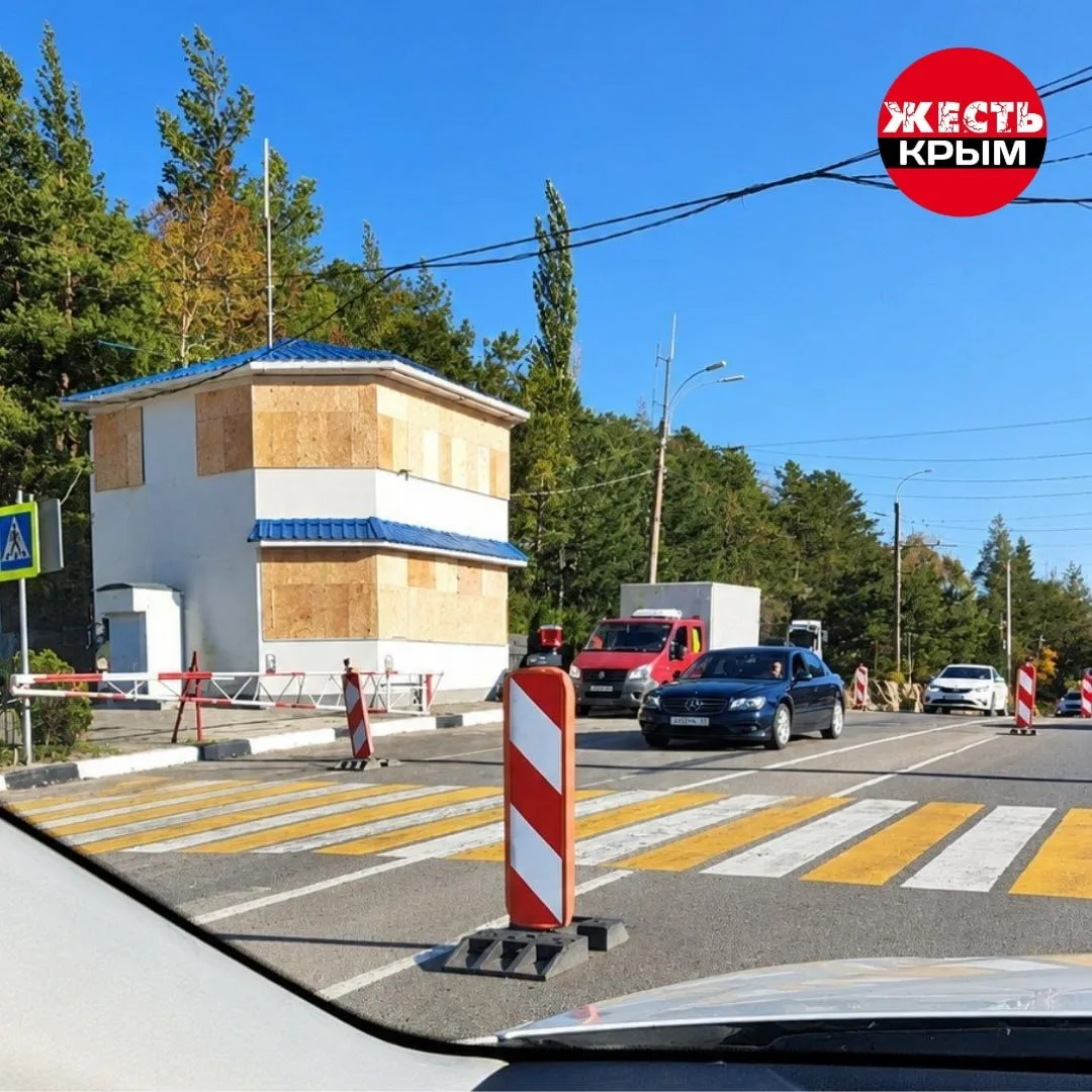 Ангарский перевал пост походу всё. Окна заколотили наглухо.
