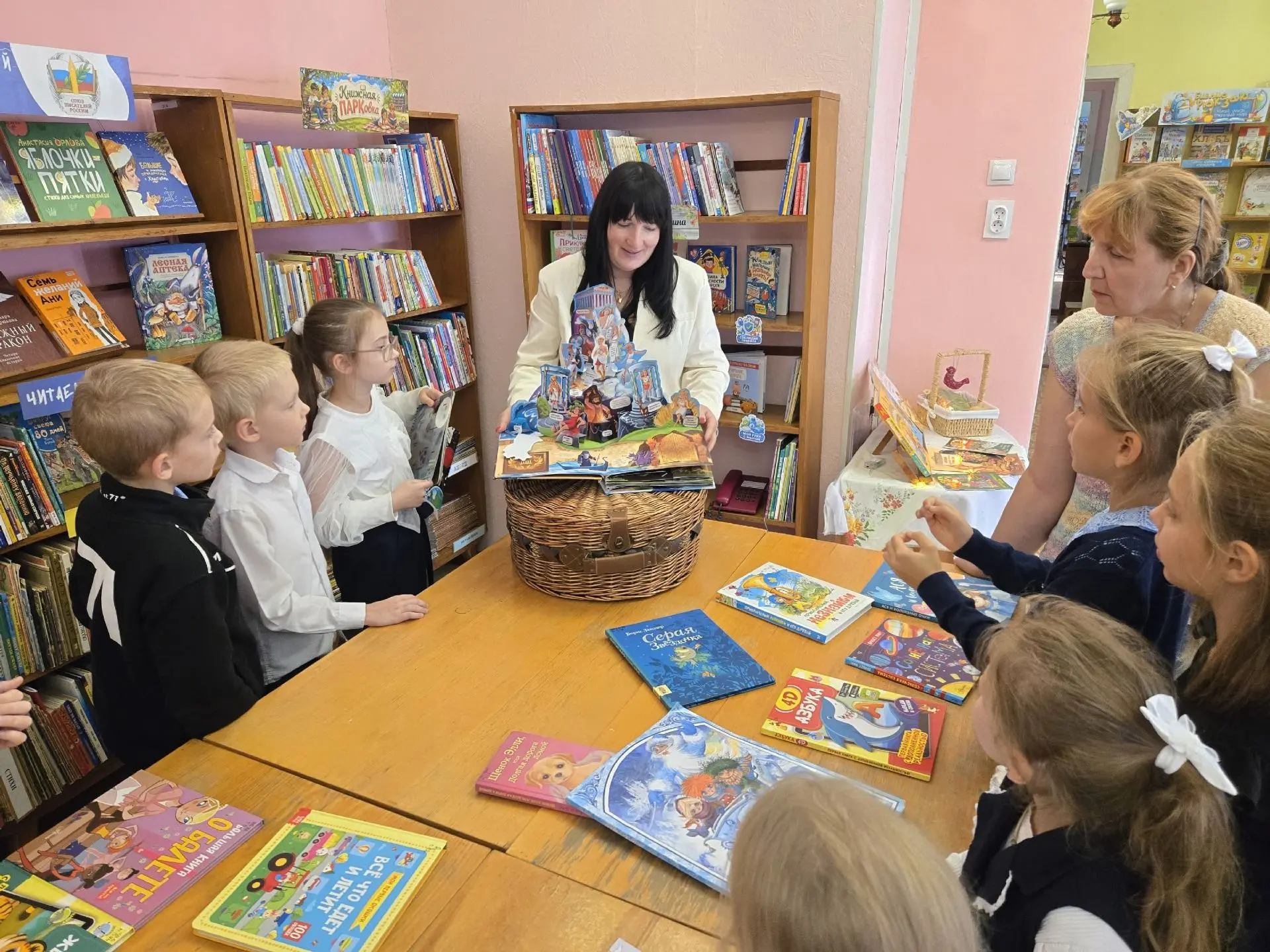 🚀 Из школы — в книжную вселенную: экскурсия в библиотеку им. А. Гайдара!