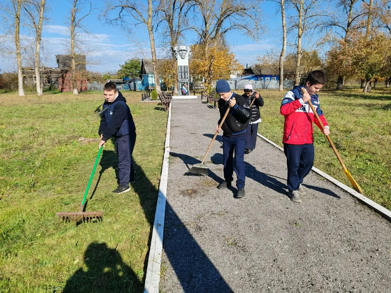 📸 «Осенняя неделя добра»: уборка Обелиска Славы​