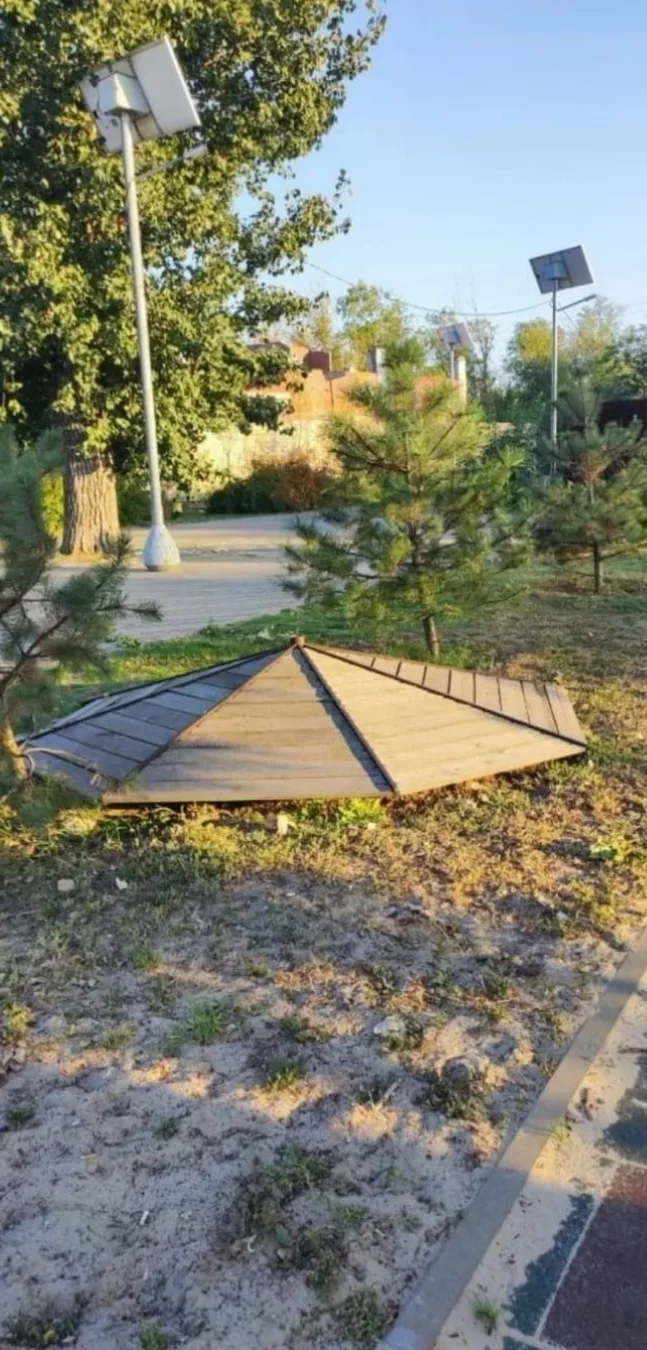 На Зеленом острове в Ростове образовались кучи мусора и обломков различных конструкций.