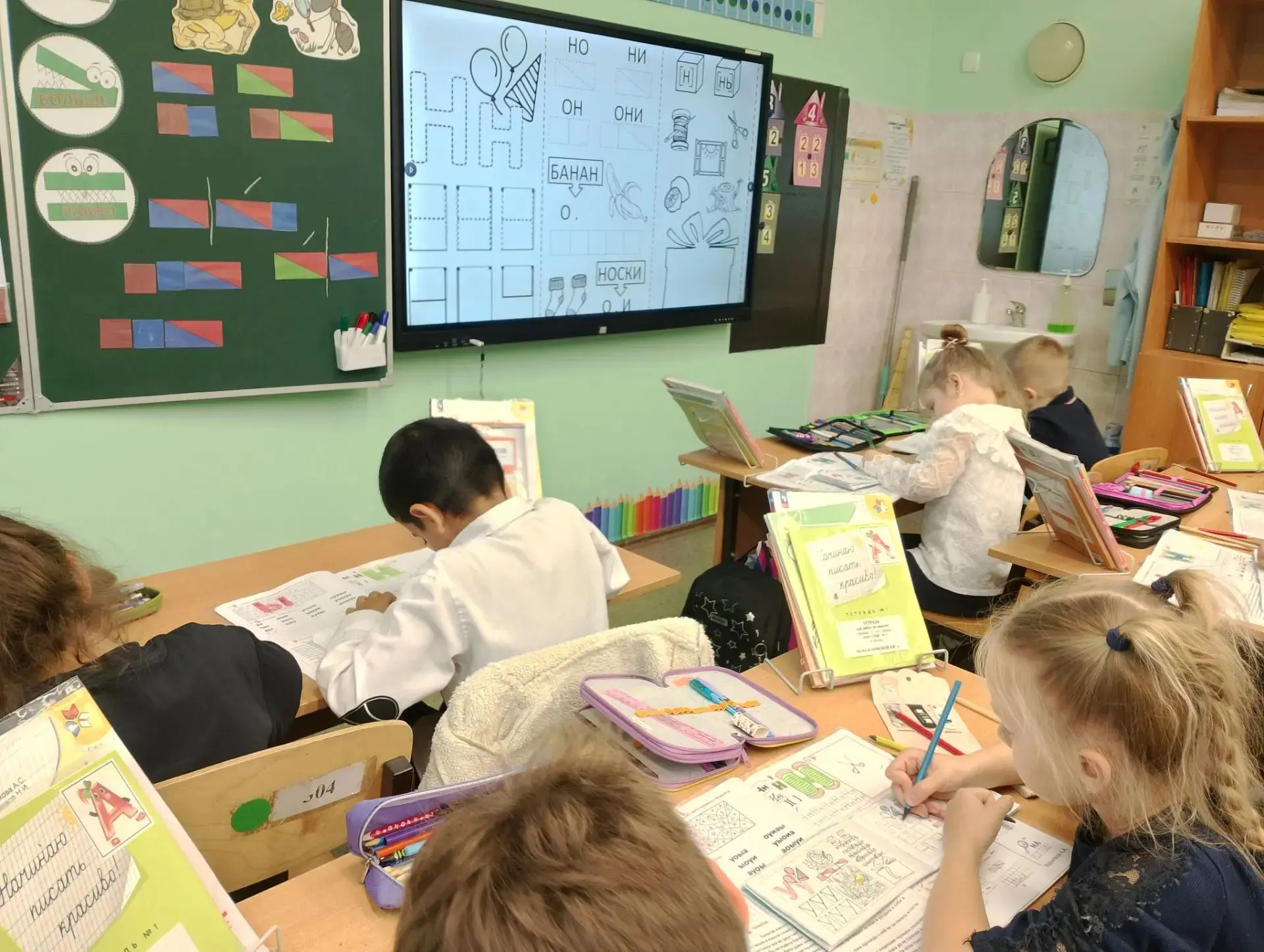 В рамках недели Литературного чтения ребята 1 " Г" класса путешествовали с разными лите...