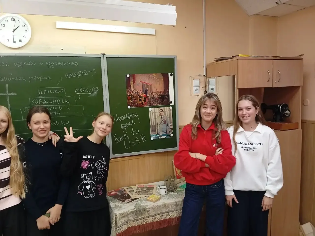 В 211 кабинете исторического корпуса открылась небольшая выставка «Школьное время: Back...