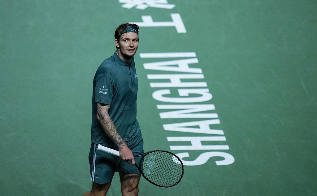 Бублик сломал ракетку и порезал руку, но выиграл матч в Шанхае 🎾