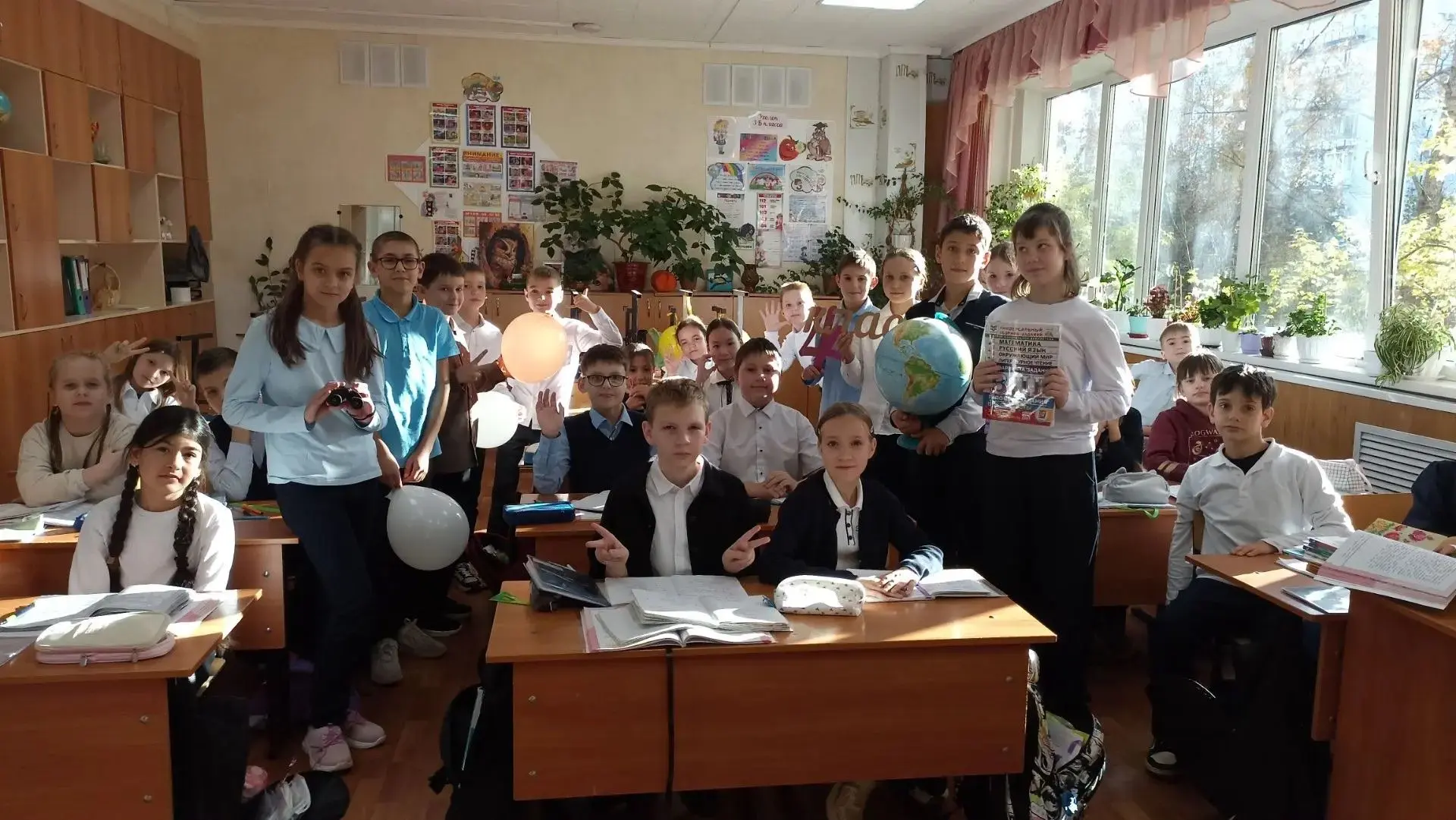 Только посмотрите на 4 «А» класс! Ребята знакомятся и с гордостью представляют визитную...