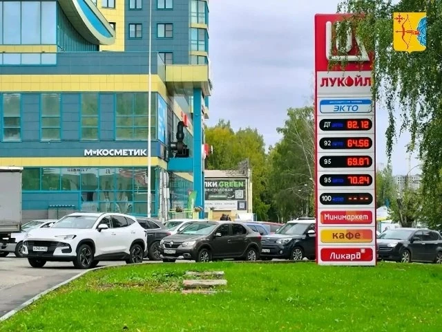 АЗС Кирова полностью обеспечены топливом, ситуация стабильна. Об этом сообщили в регион...