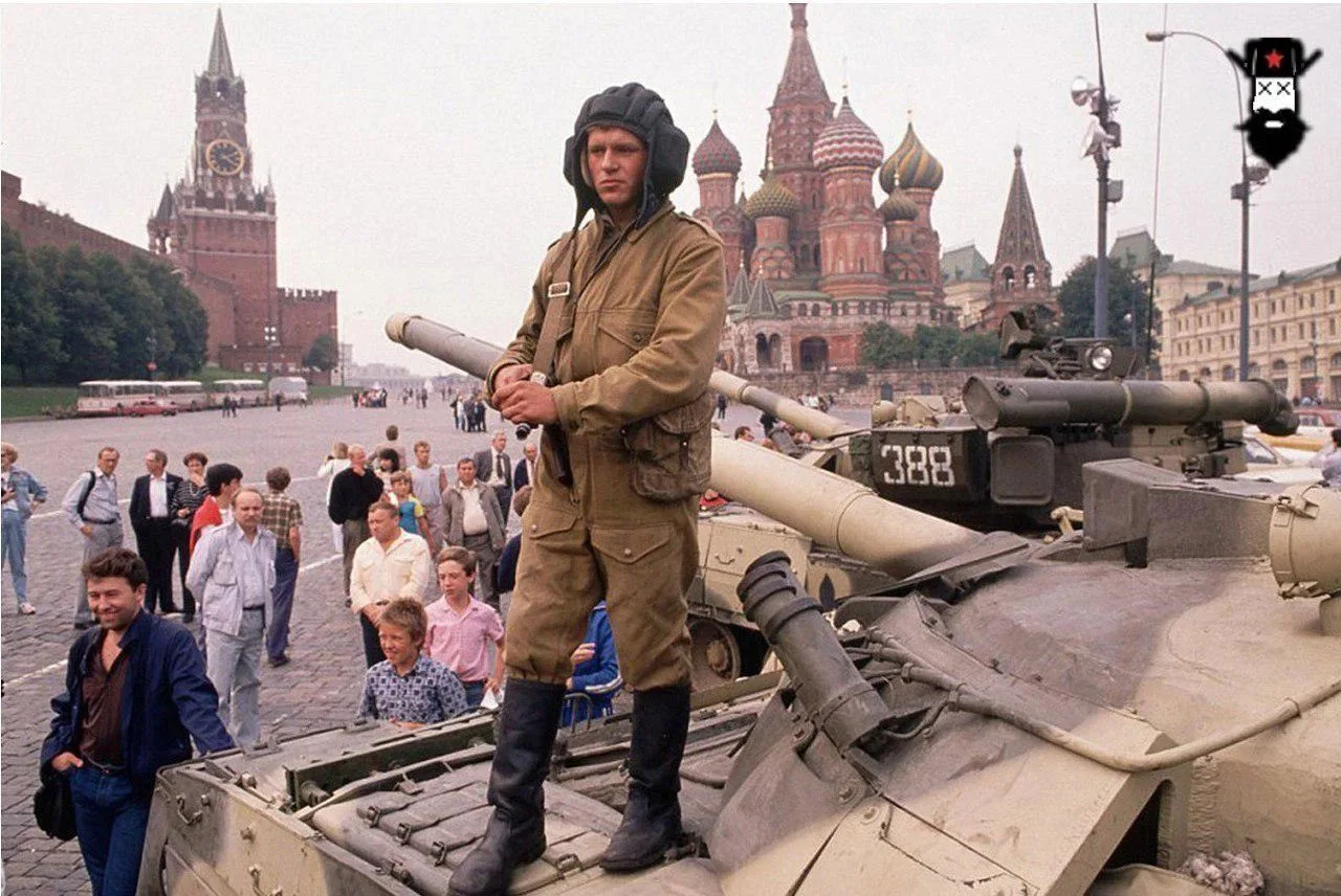 1991. МОСКВА. СОЛДАТЫ И ТАНКИ НА КРАСНОЙ ПЛОЩАДИ И ВОКРУГ КРЕМЛЯ В НАЧАЛЕ ПОПЫТКМ СПАСТ...