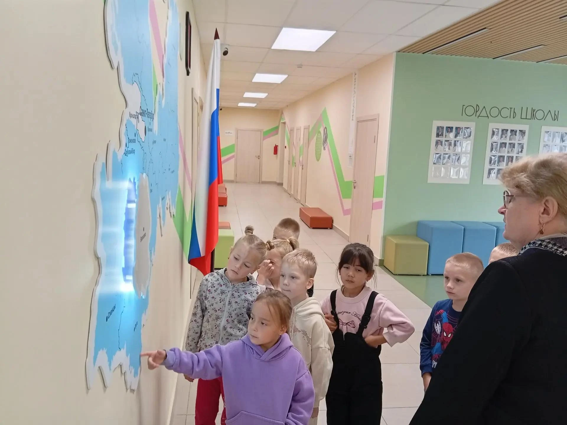 Сегодня, 12 октября, в нашей школе были маленькие гости - ребята их детского сада п. Зи...