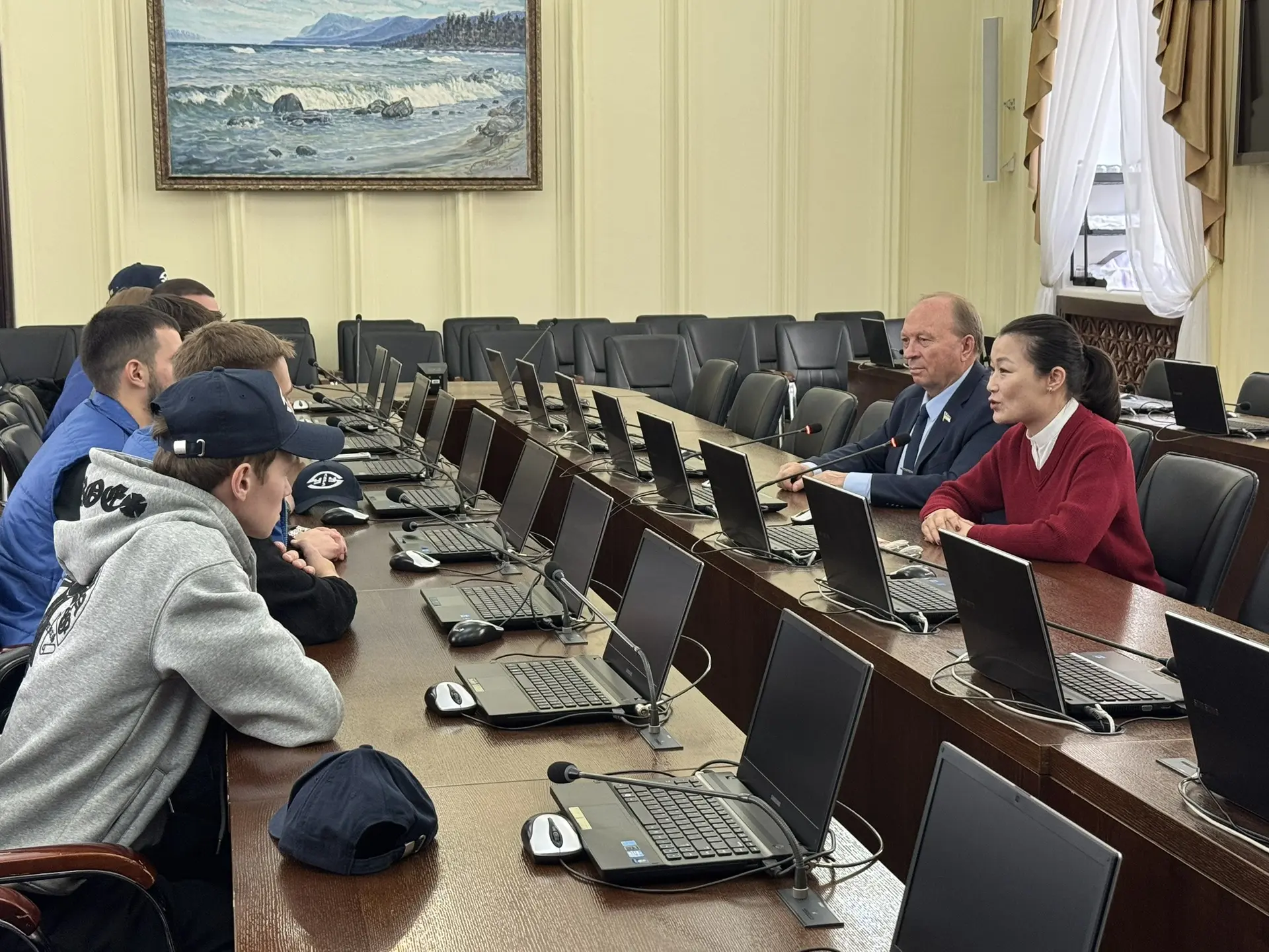 В малом зале республиканского парламента состоялась встреча Председателя Народного Хура...