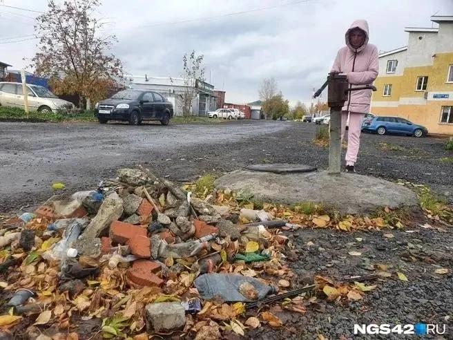 Подвалы затопило, дома покрылись плесенью: кемеровчане полгода живут среди сырости и вони