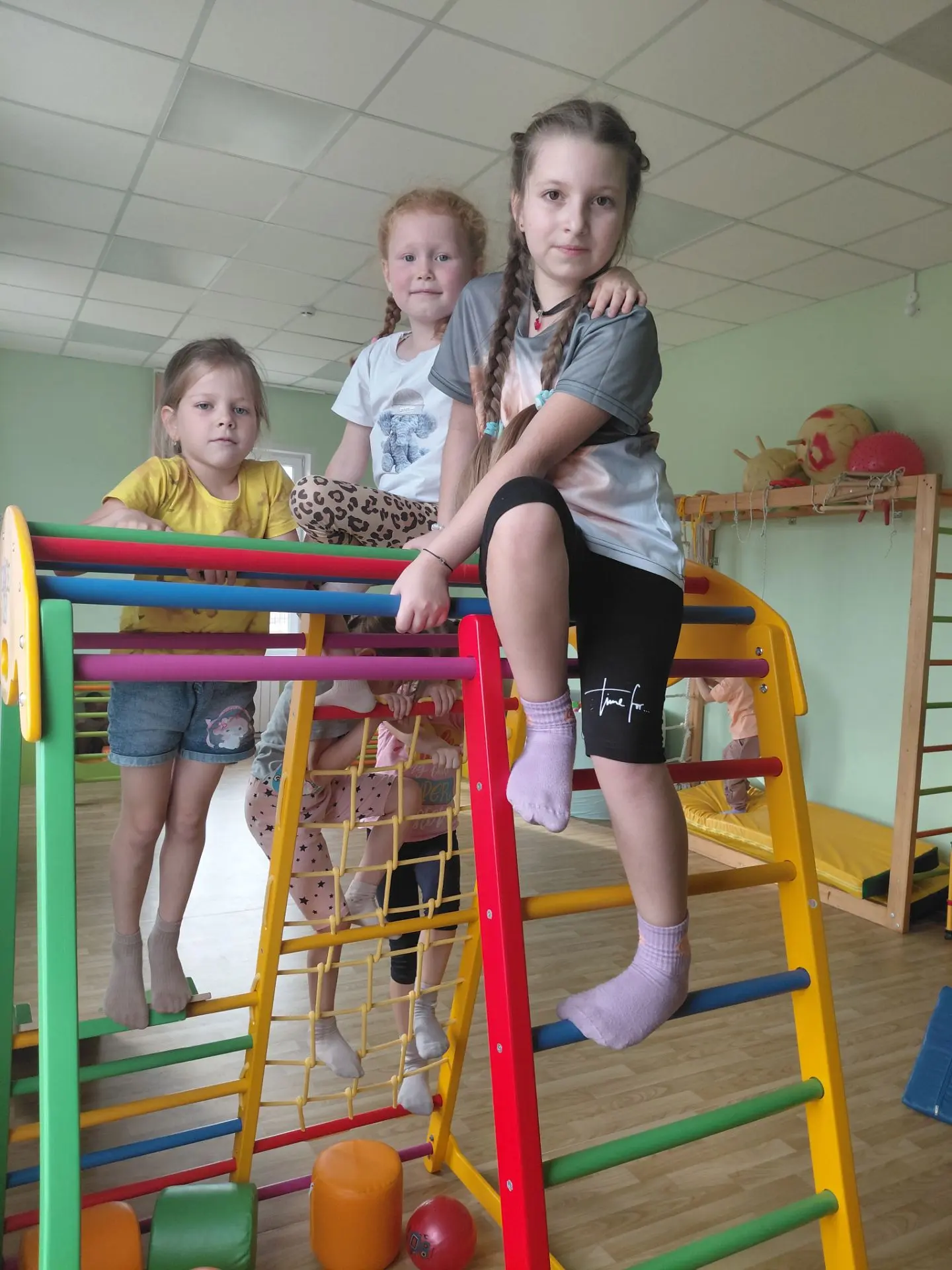 В здоровом теле - здоровый дух💪 занятия по физкультуре не только полезные, но ещё и ве...